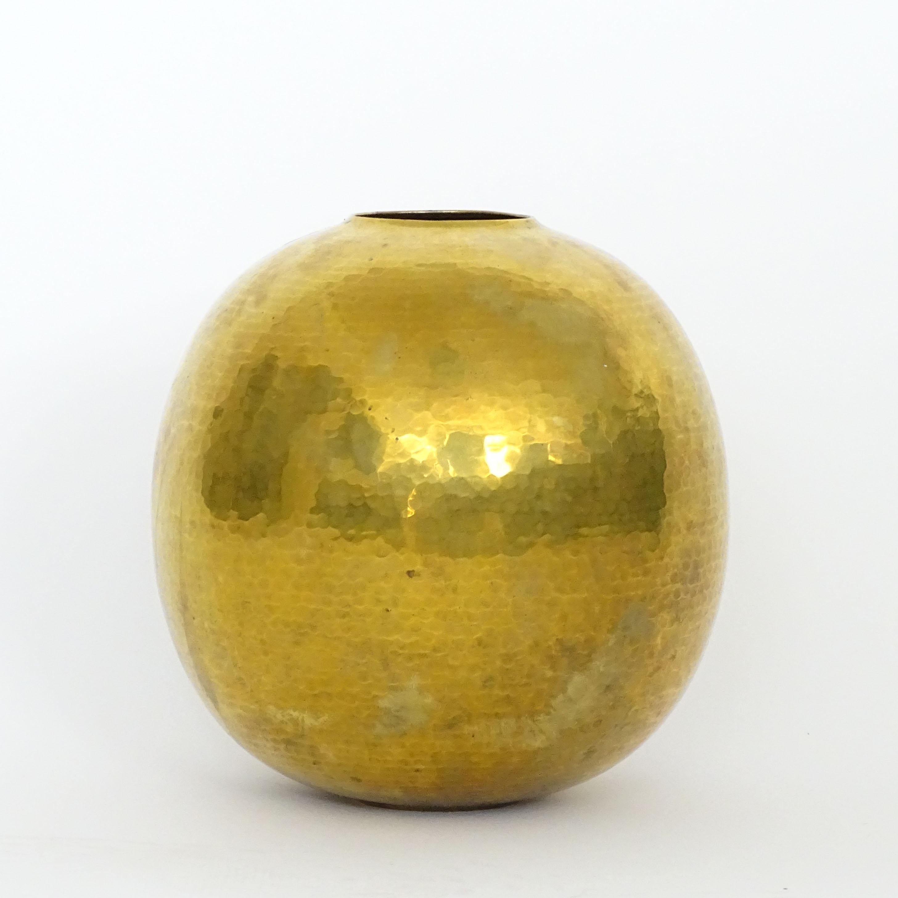 Sublime vase à fleurs en laiton martelé fait à la main par Zanetto, Italie, années 1970