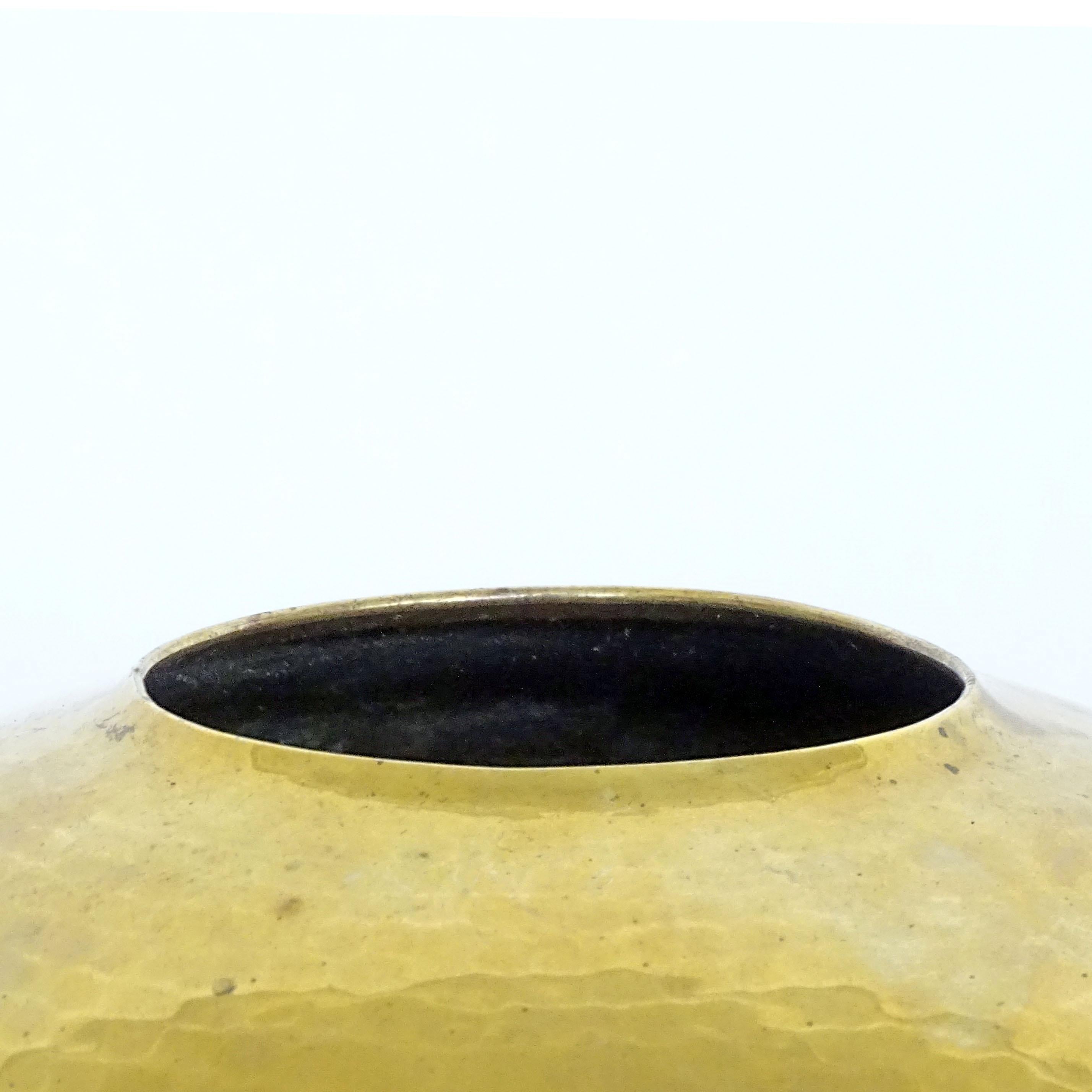 Mid-Century Modern Vase à fleurs en laiton martelé fait à la main par Zanetto, Italie, années 1970 en vente