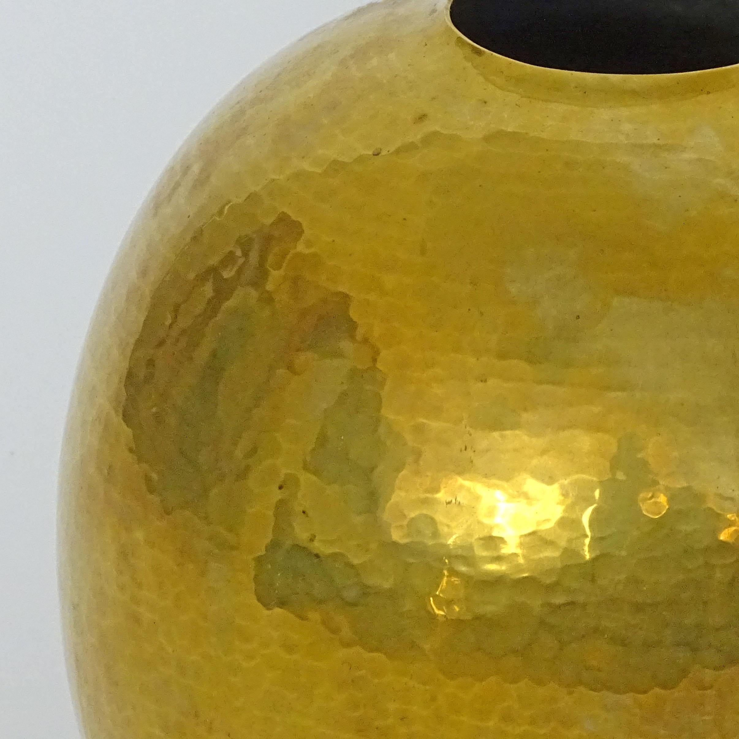 italien Vase à fleurs en laiton martelé fait à la main par Zanetto, Italie, années 1970 en vente
