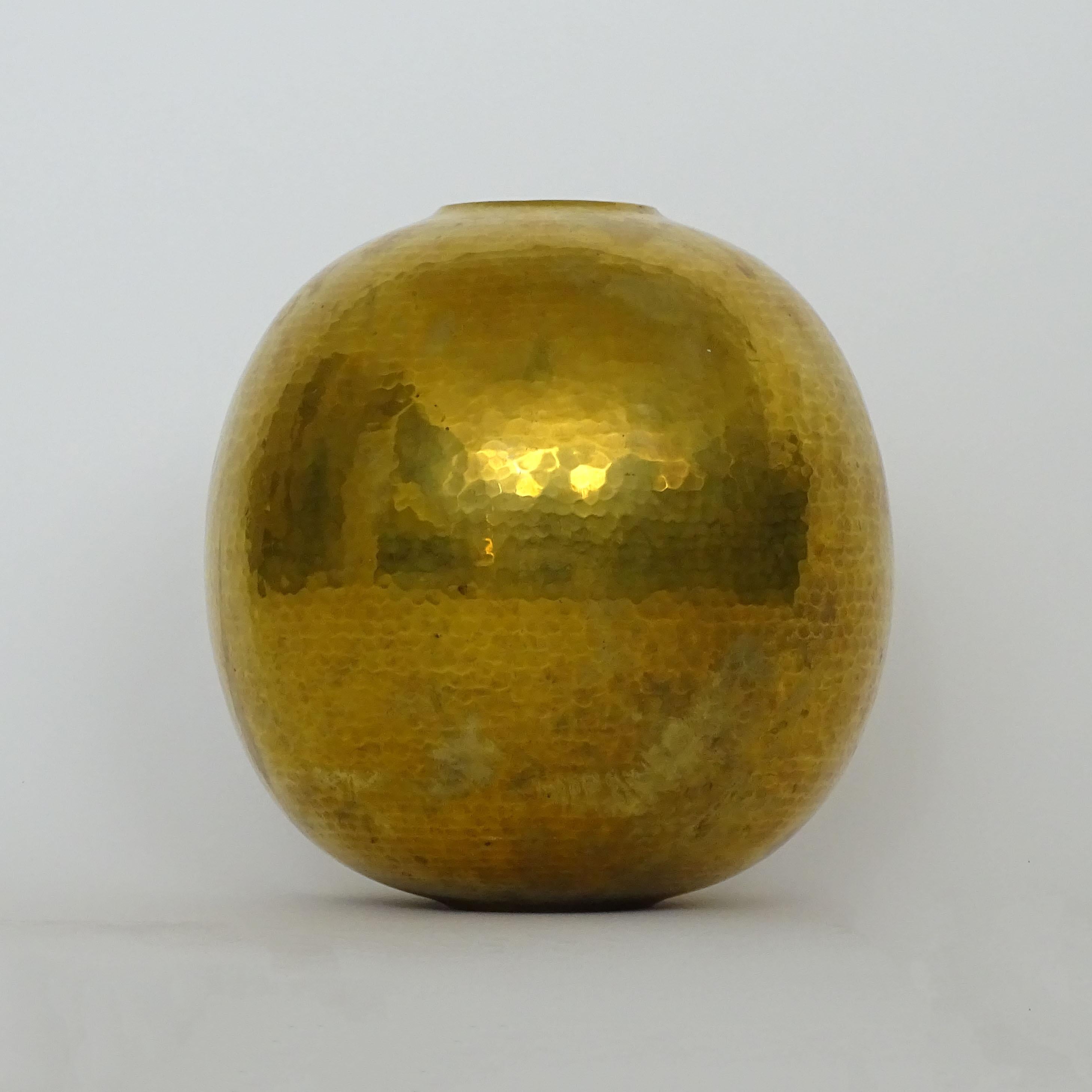 Martelé Vase à fleurs en laiton martelé fait à la main par Zanetto, Italie, années 1970 en vente