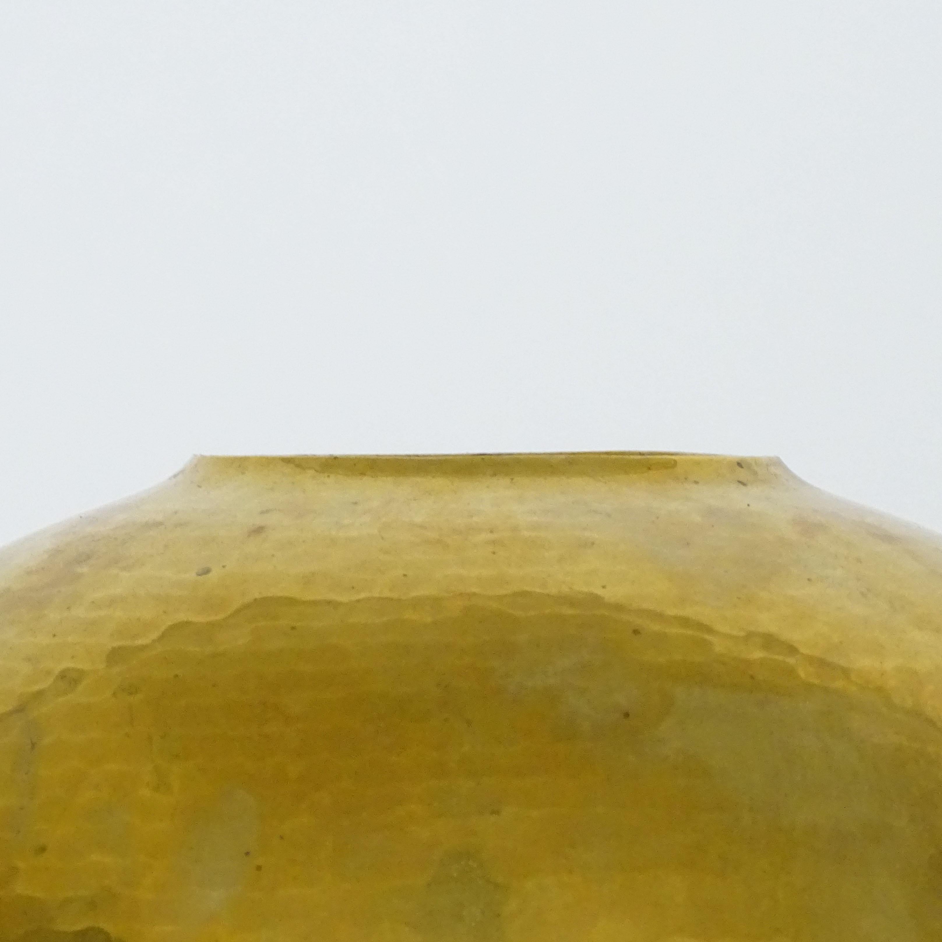 Vase à fleurs en laiton martelé fait à la main par Zanetto, Italie, années 1970 Excellent état - En vente à Milan, IT