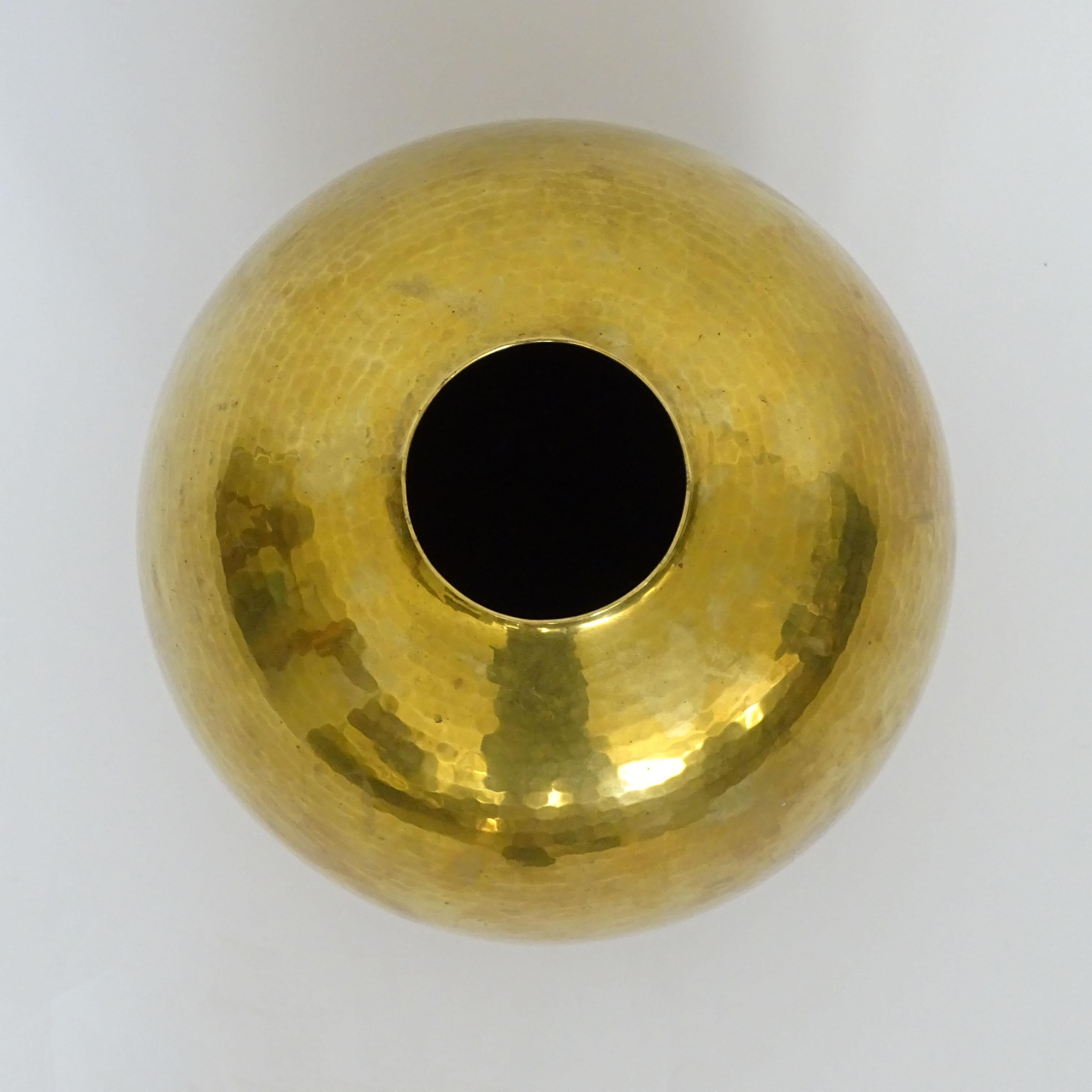Fin du 20e siècle Vase à fleurs en laiton martelé fait à la main par Zanetto, Italie, années 1970 en vente