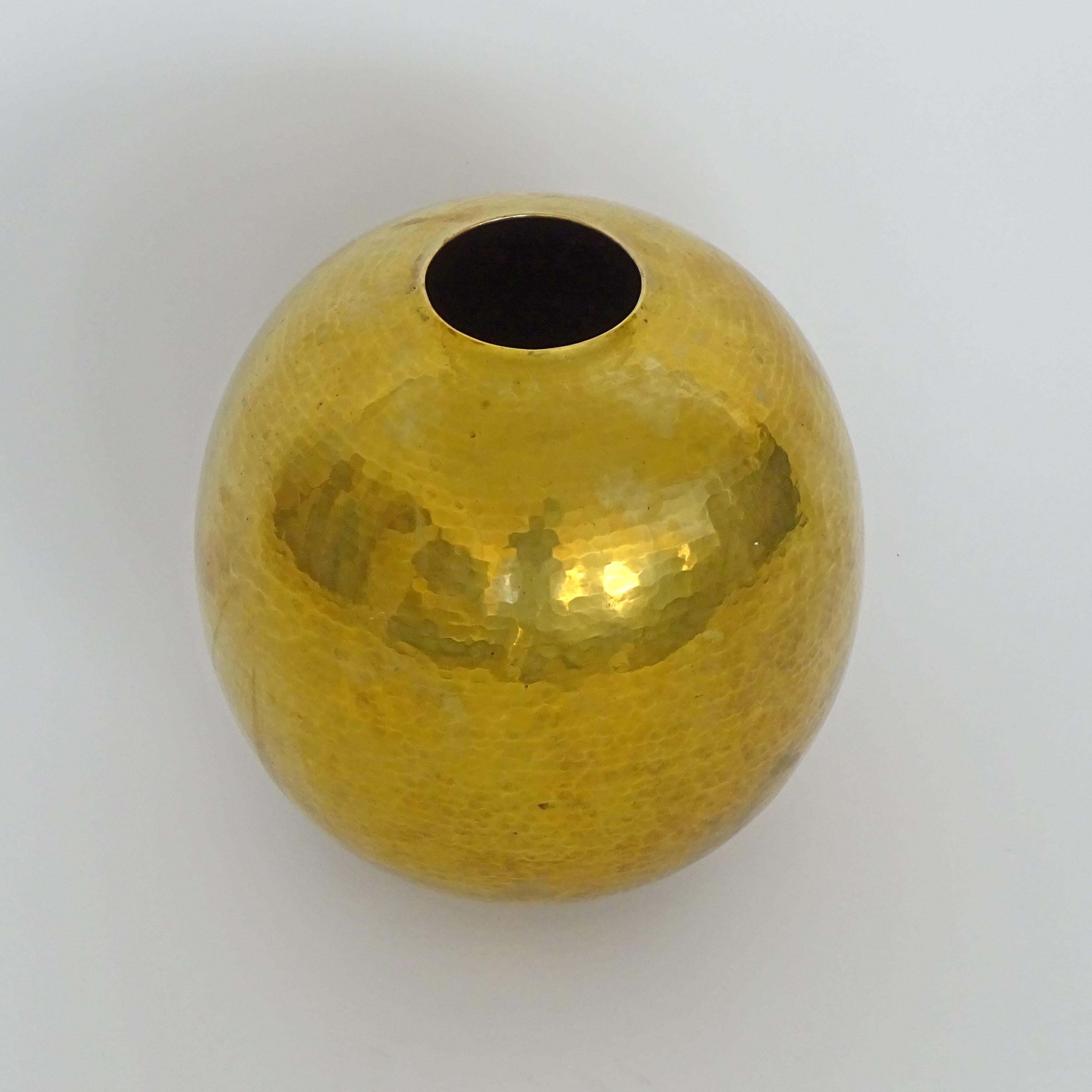 Laiton Vase à fleurs en laiton martelé fait à la main par Zanetto, Italie, années 1970 en vente