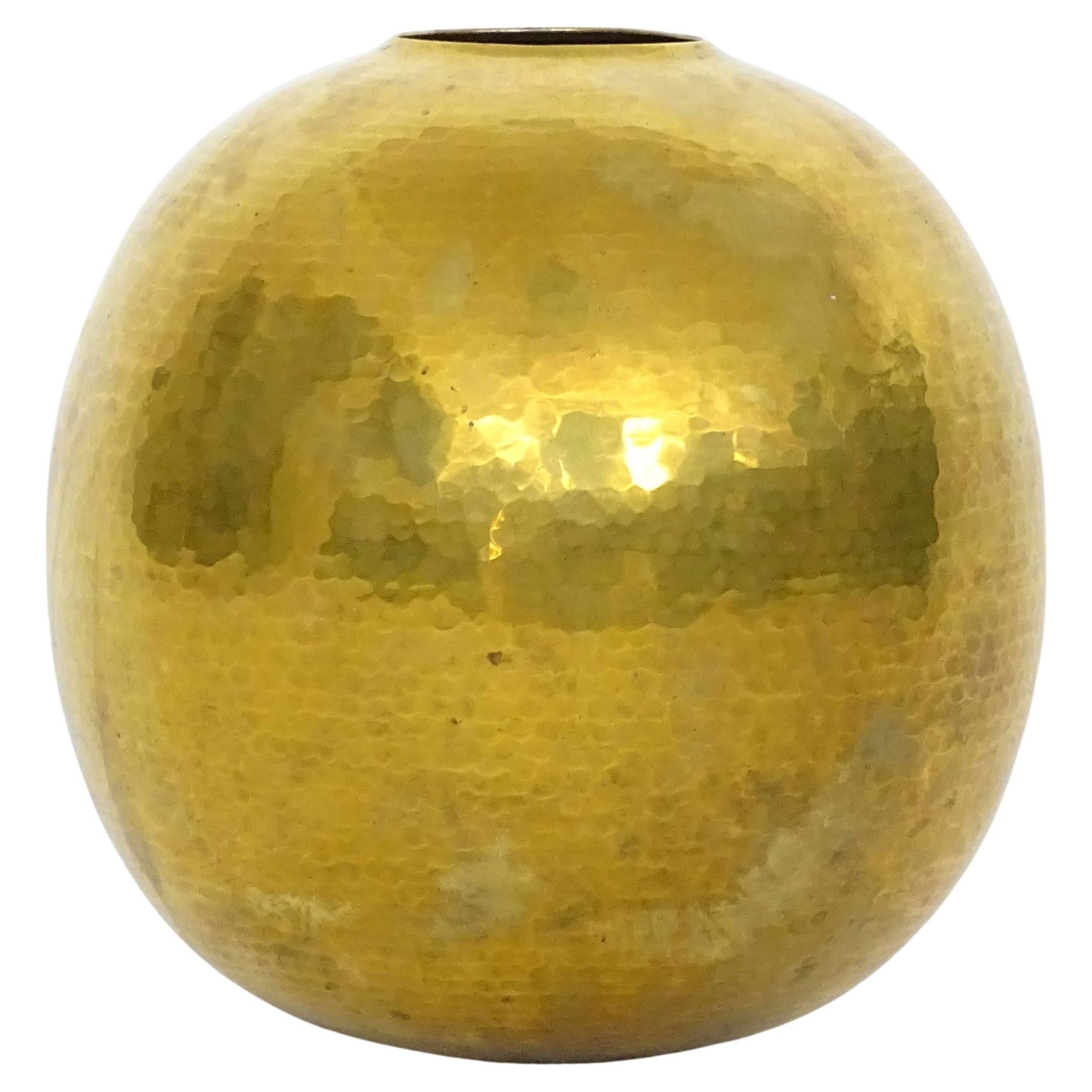 Vase à fleurs en laiton martelé fait à la main par Zanetto, Italie, années 1970 en vente