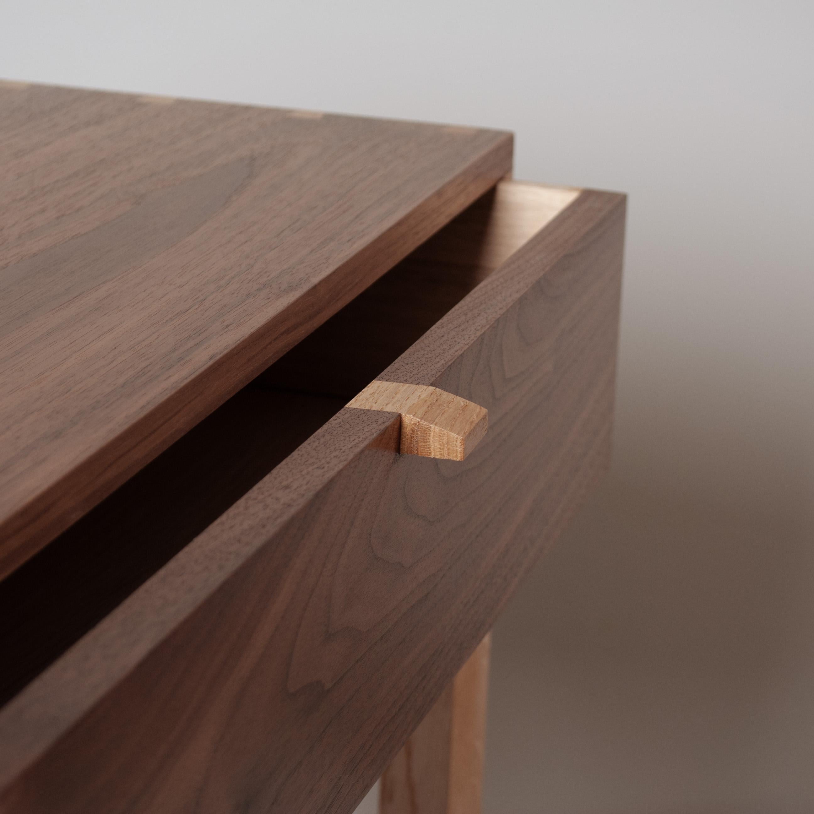 Handcrafted Harlequin Night Stand (Eichenholz) im Angebot