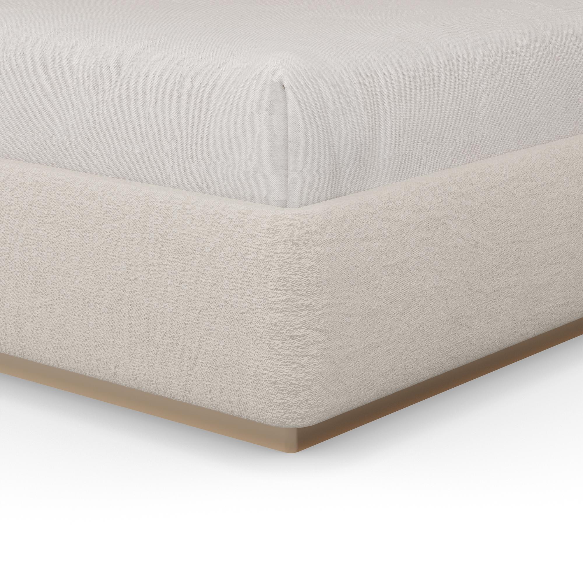 Le lit Hudson incarne une sophistication tranquille grâce à son mélange harmonieux de textures, de proportions et de matériaux naturels. Sa large tête de lit capitonnée est ornée d'une composition géométrique de panneaux de tissu doux, offrant à la