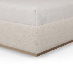 Letto Hudson in tessuto bouclé con struttura in noce, realizzato a mano da Nolita Harbour