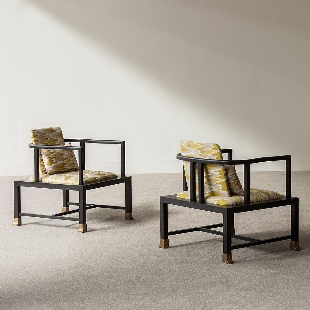 Handgefertigter Sessel im kaiserlichen Stil mit gegossenen Messingfüßen im Zustand „Neu“ im Angebot in New York, NY
