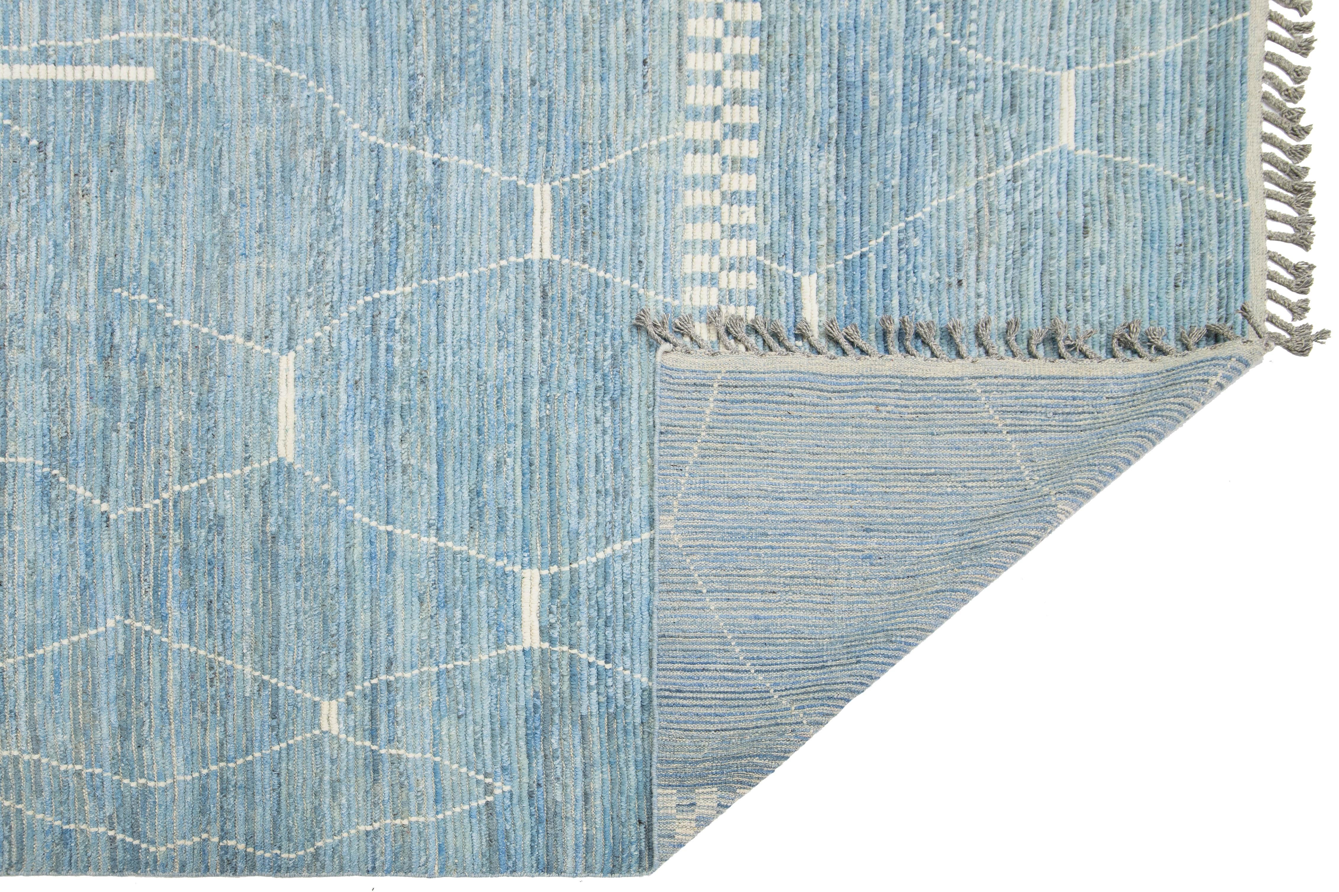 Moderne Tapis de style marocain moderne en laine bleu clair, fabriqué à la main avec un design géométrique en vente