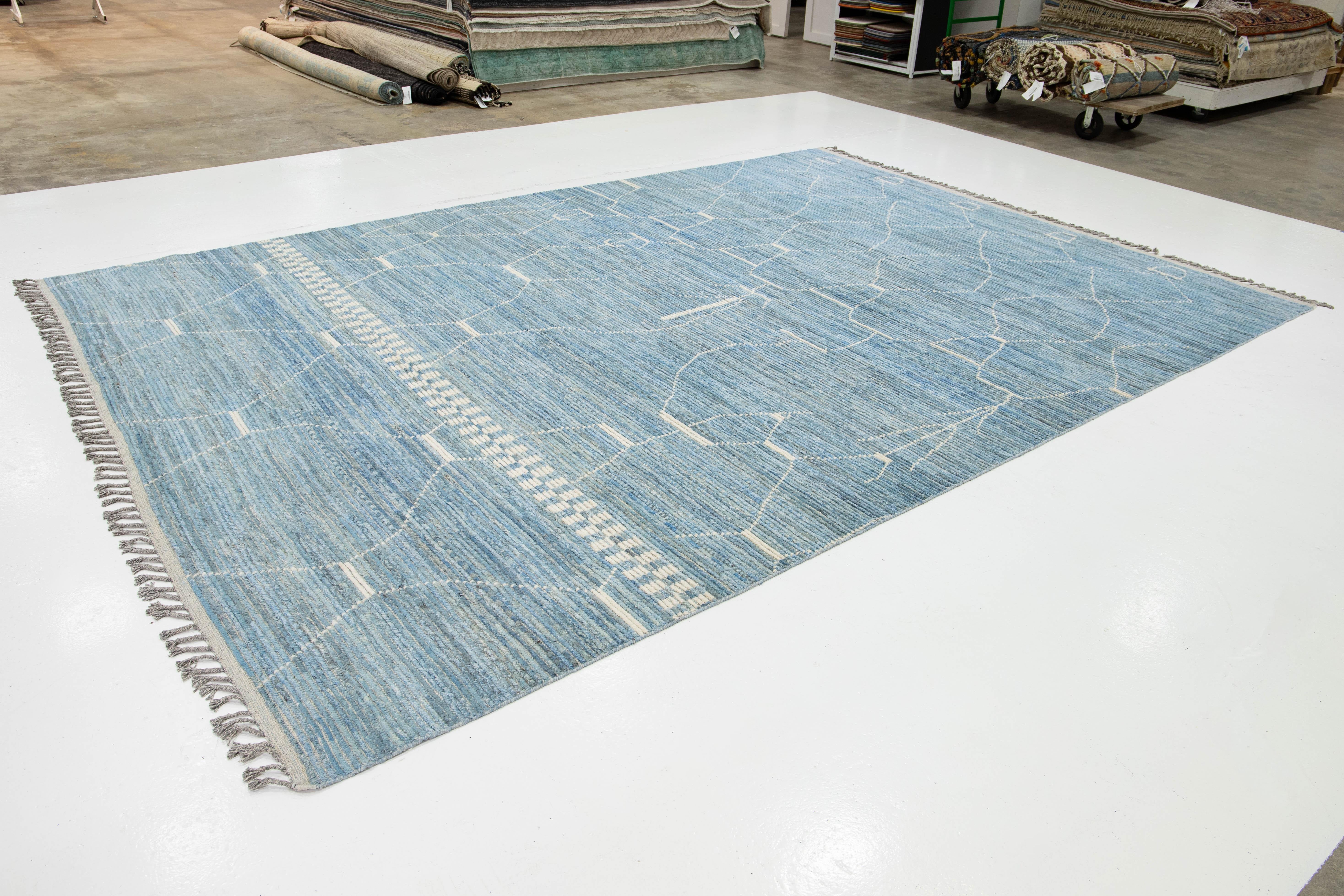 Pakistanais Tapis de style marocain moderne en laine bleu clair, fabriqué à la main avec un design géométrique en vente