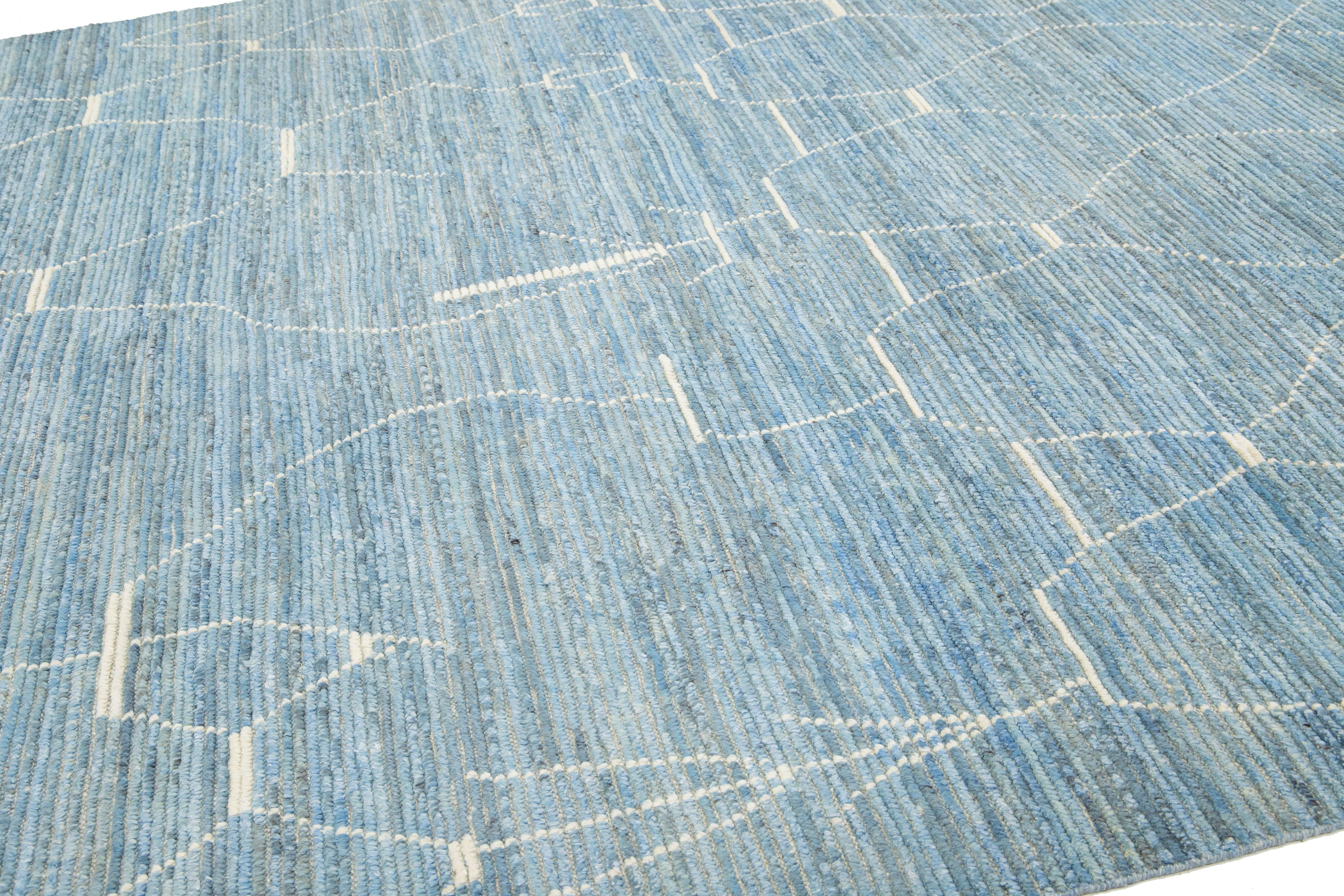 Noué à la main Tapis de style marocain moderne en laine bleu clair, fabriqué à la main avec un design géométrique en vente