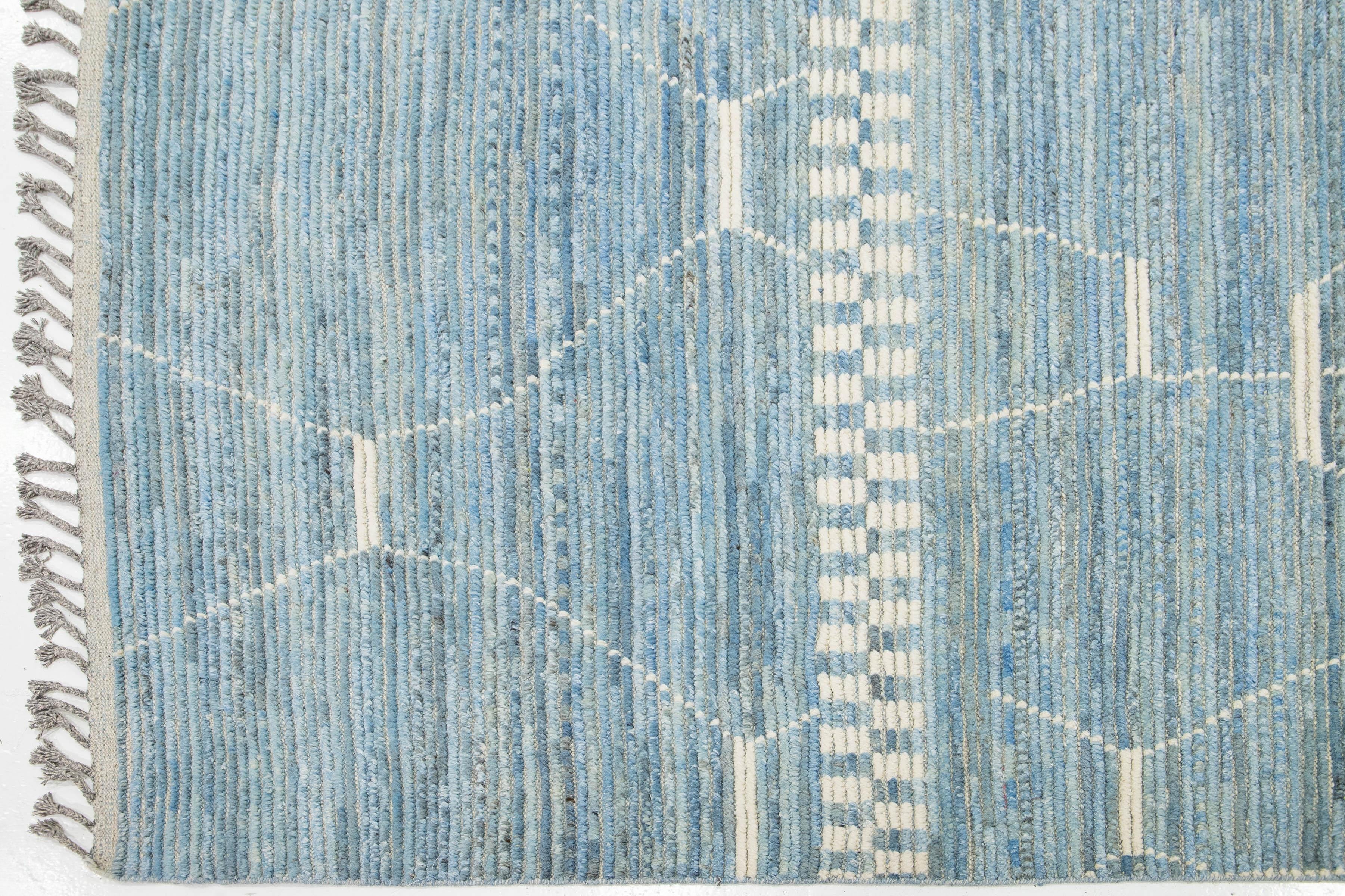 Tapis de style marocain moderne en laine bleu clair, fabriqué à la main avec un design géométrique Neuf - En vente à Norwalk, CT