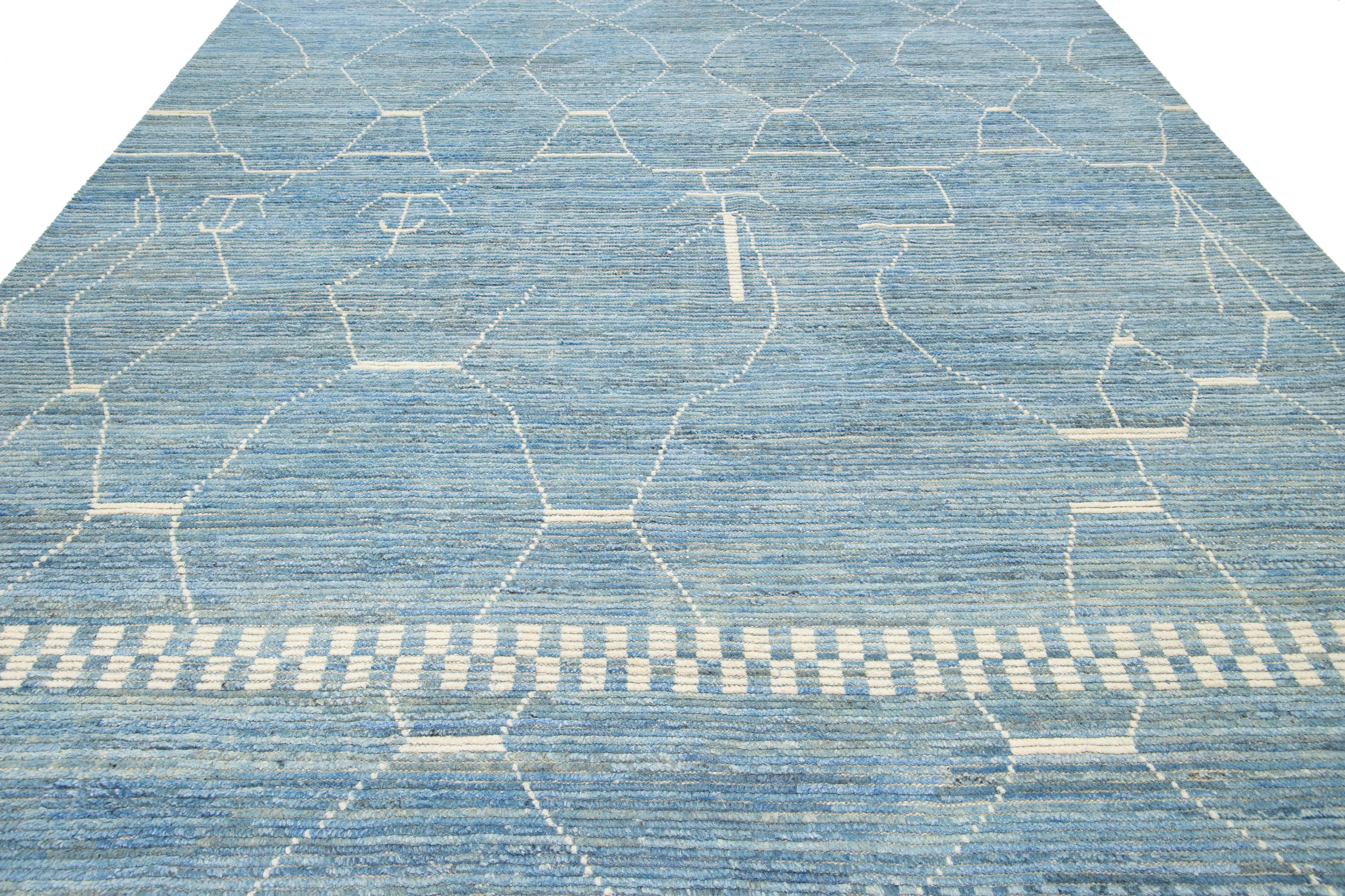 XXIe siècle et contemporain Tapis de style marocain moderne en laine bleu clair, fabriqué à la main avec un design géométrique en vente