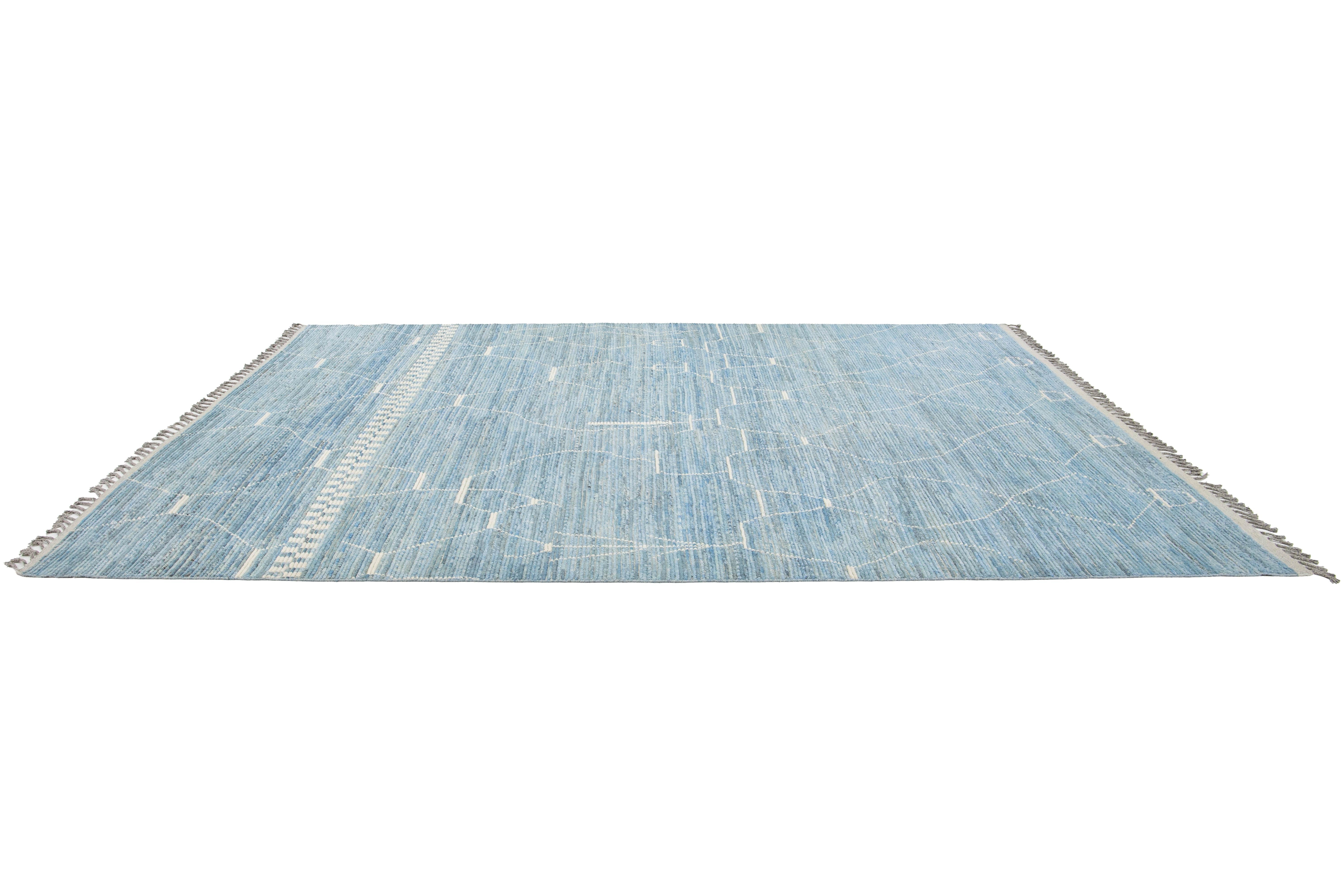 Tapis de style marocain moderne en laine bleu clair, fabriqué à la main avec un design géométrique en vente 1