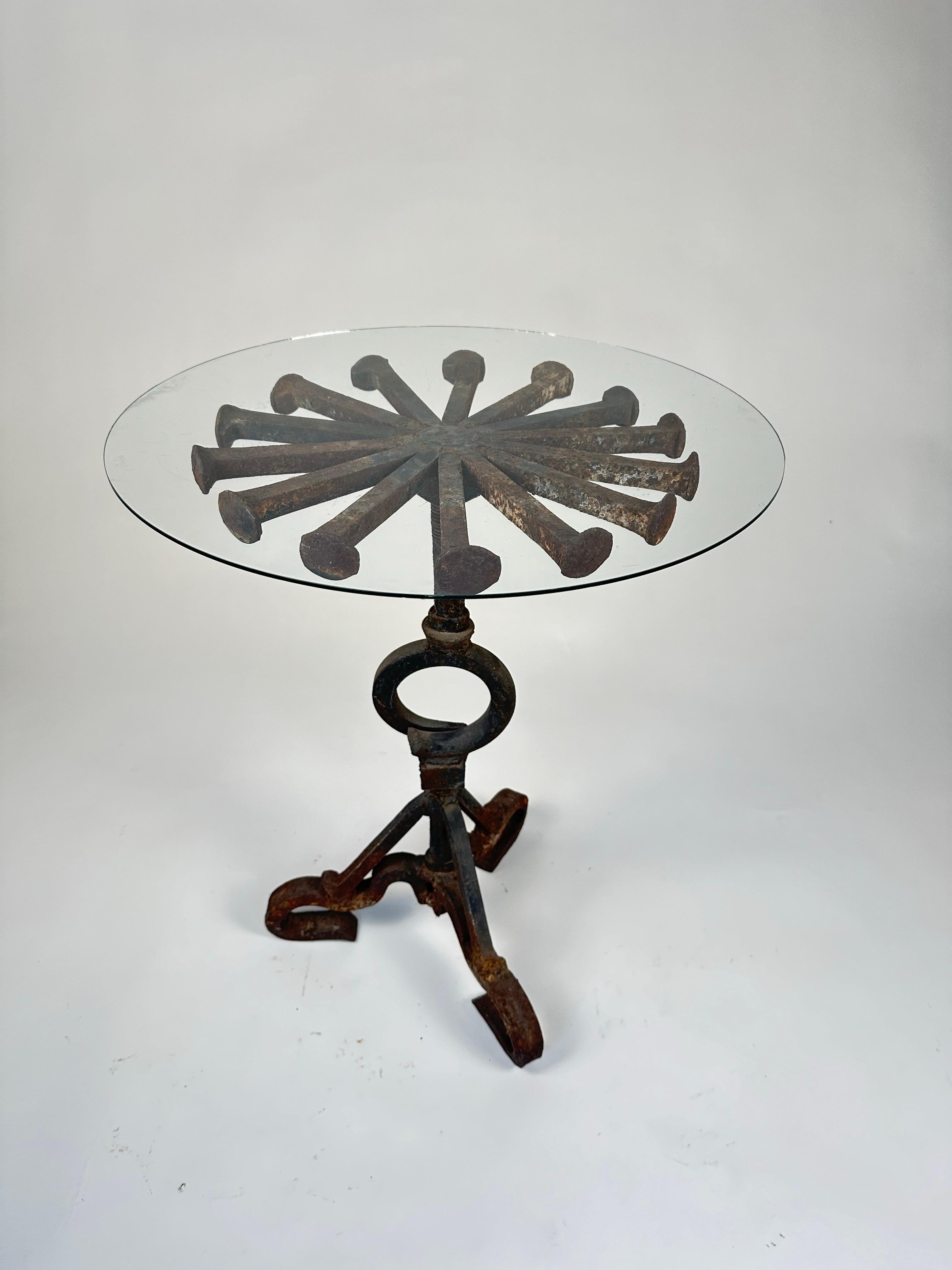 Industriel Table d'appoint en fer forgé de conception industrielle fabriquée à la main en vente