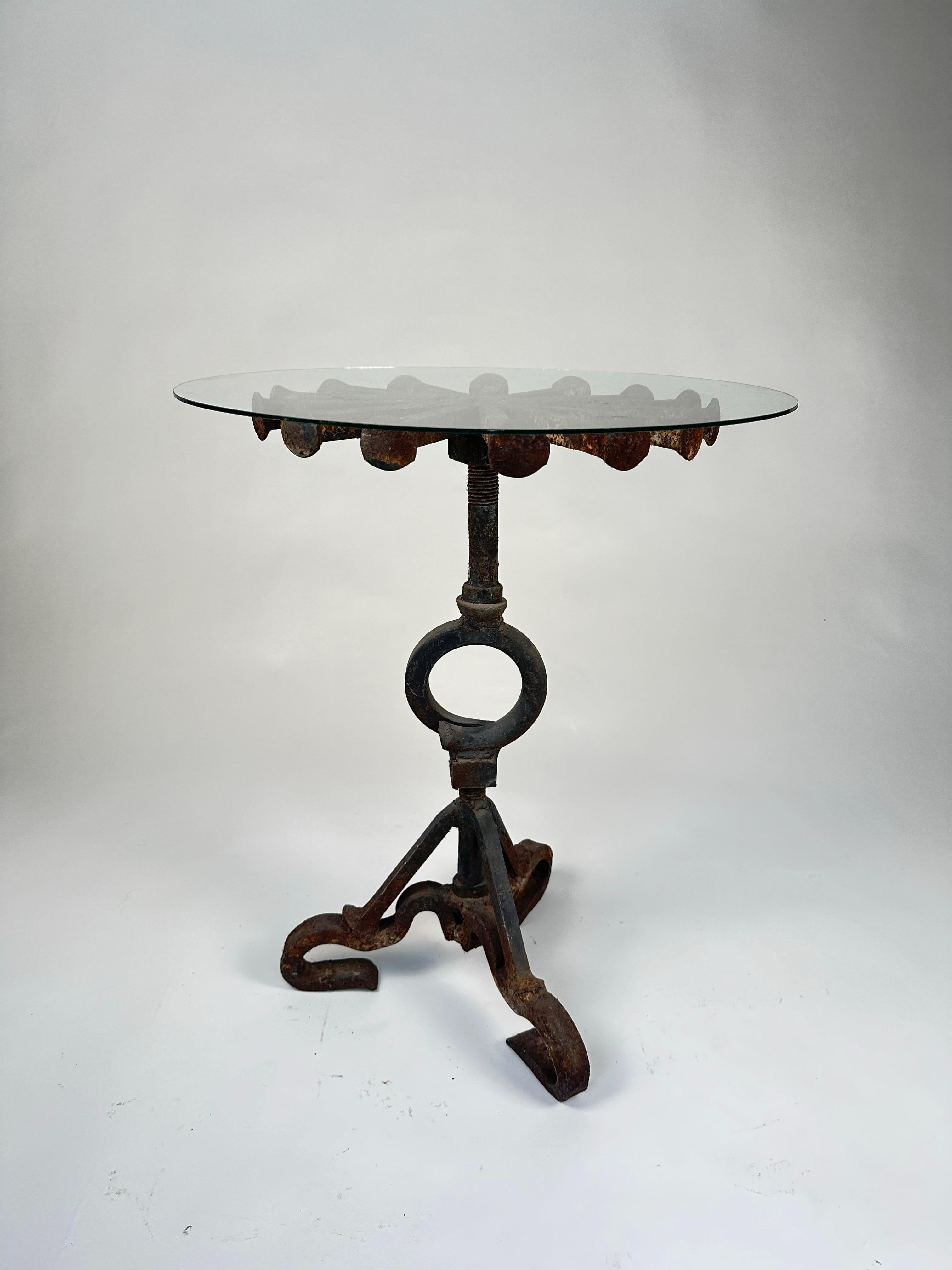 Américain Table d'appoint en fer forgé de conception industrielle fabriquée à la main en vente