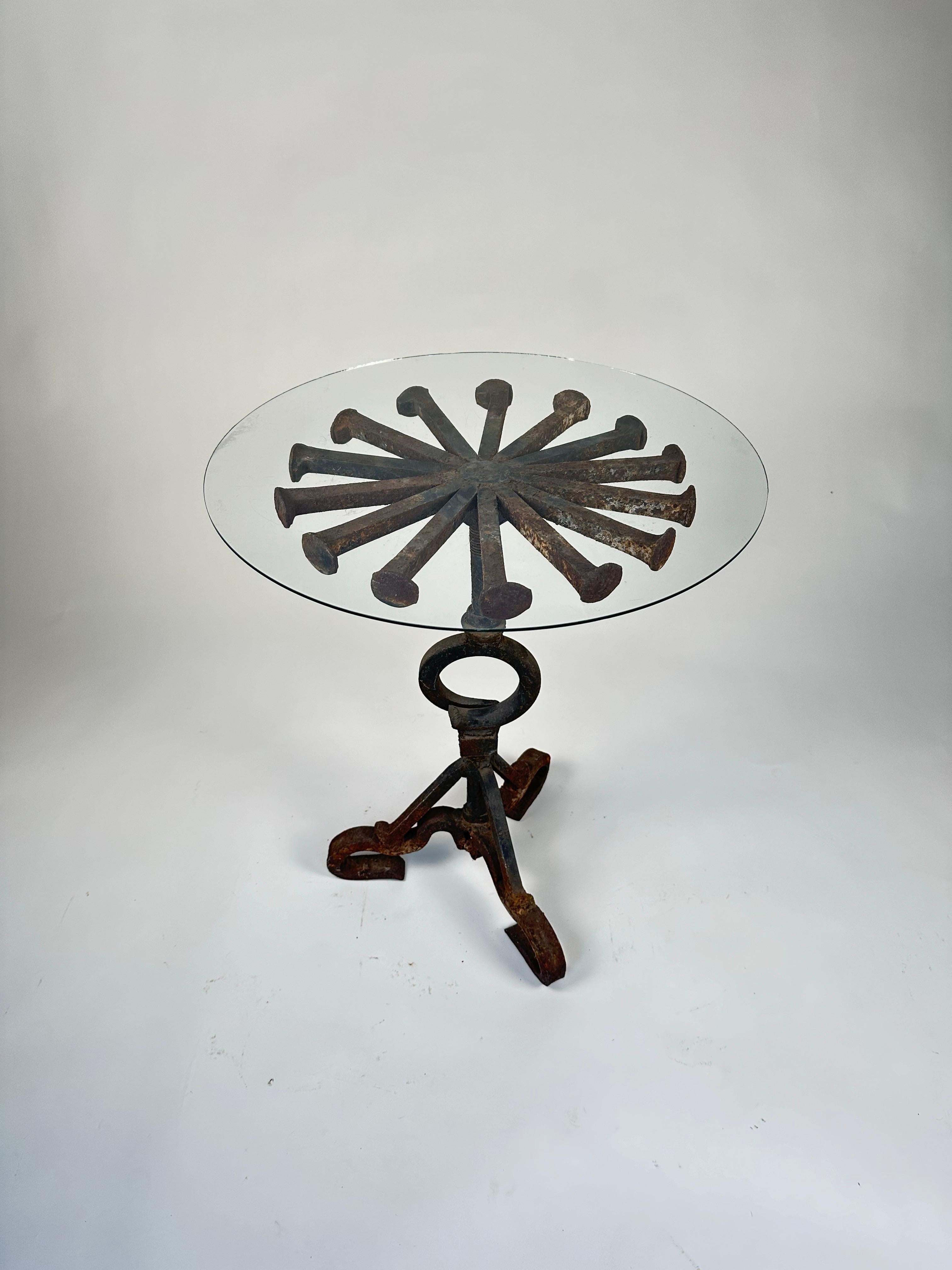 Soudé Table d'appoint en fer forgé de conception industrielle fabriquée à la main en vente