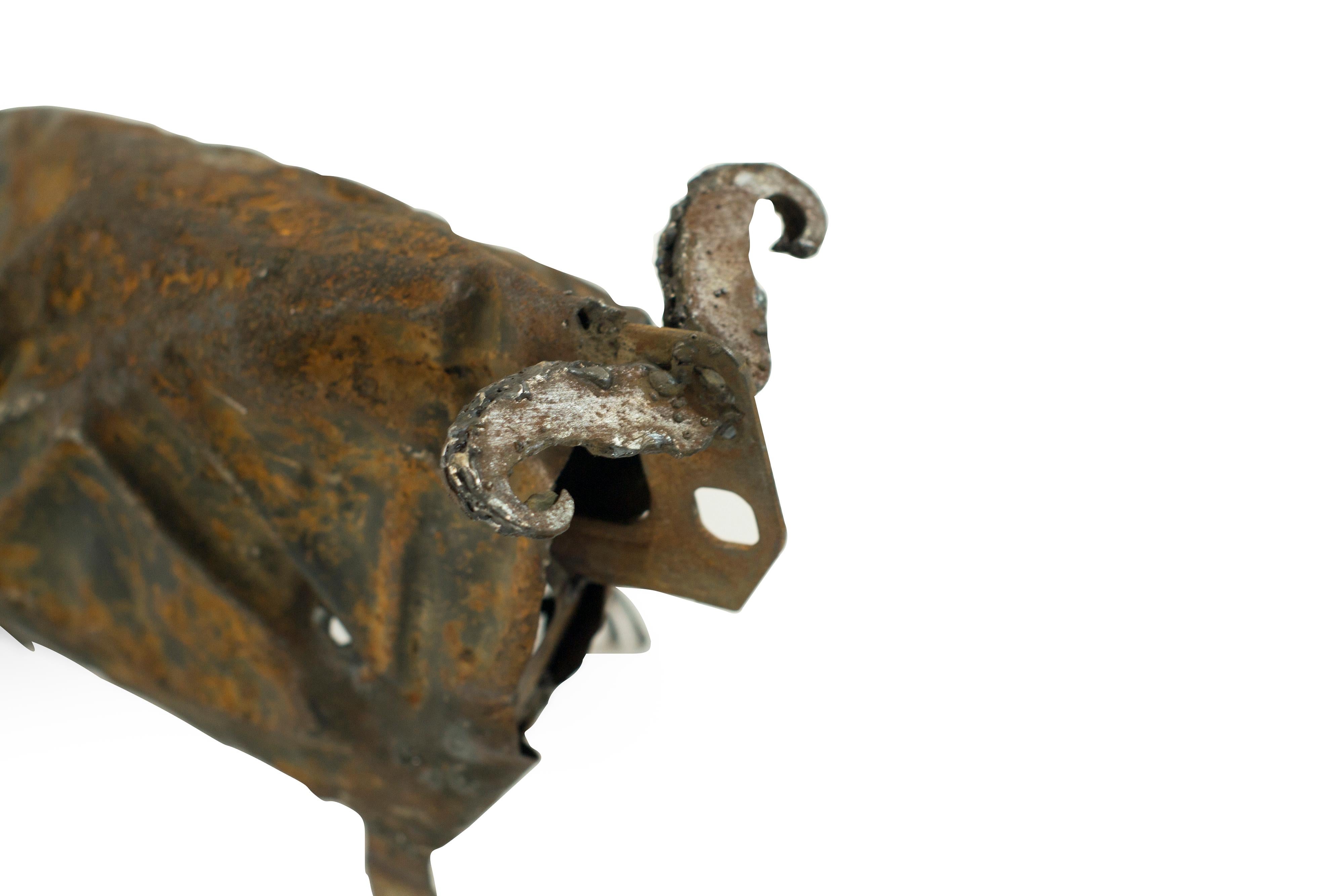 Sculpture de taureau en fer fabriquée à la main, vers les années 1980 en vente 2