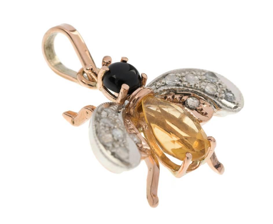 GEMMOLOGIST'S NOTES
This beautifully crafted bee Pendant handcrafted by third generation Italian goldsmiths in Naples, Italy. 

This gorgeous bee pendant, designed with an onyx body, delicious yellow topaz thorax, and diamond encrusted wings..
