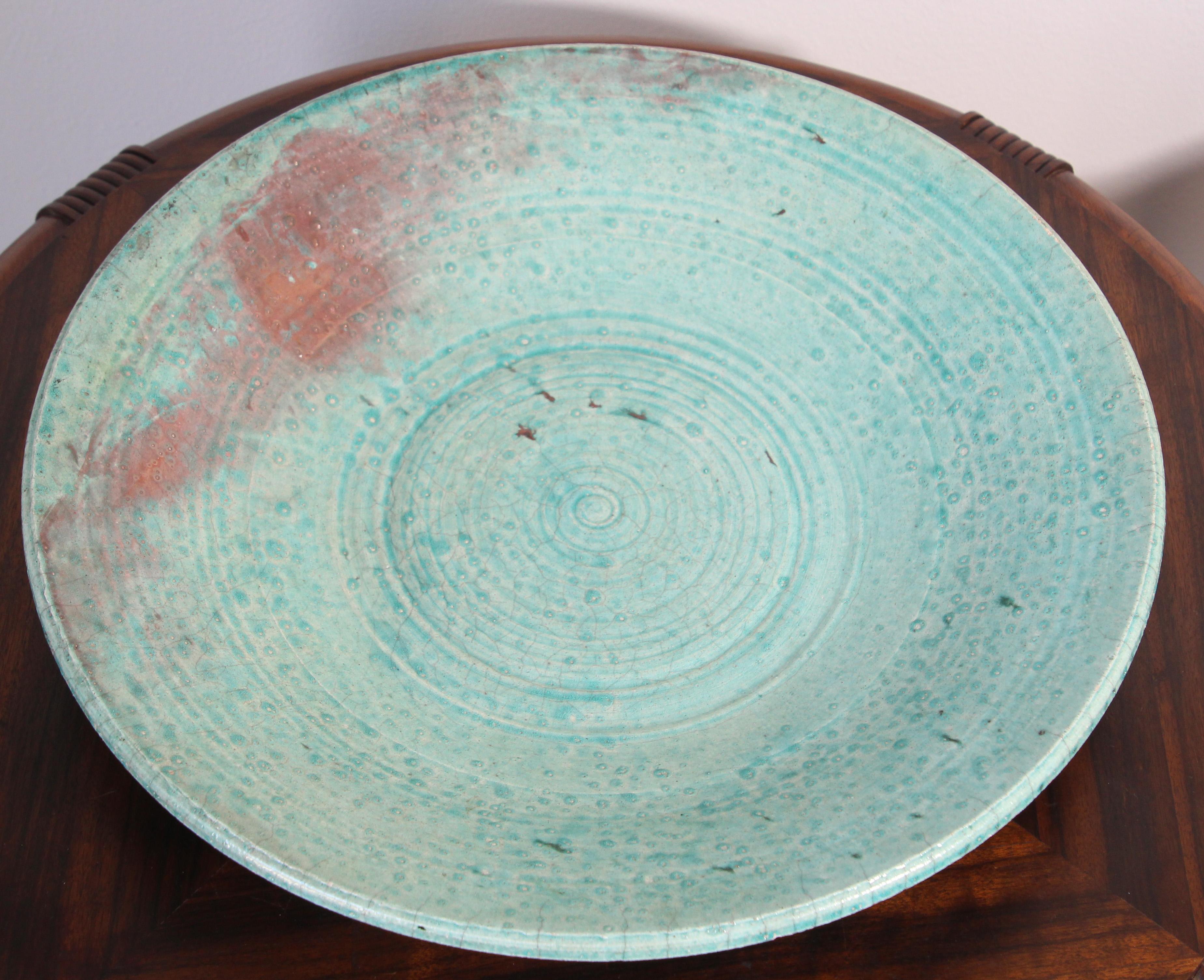 Große handgefertigte Keramikplatte aus der Jahrhundertmitte der 1960er Jahre.
Handgefertigter Dekoteller aus Steinzeug mit klassischer sandiger Fettlava-Glasur.
Diese Keramik war bei Sammlern als 