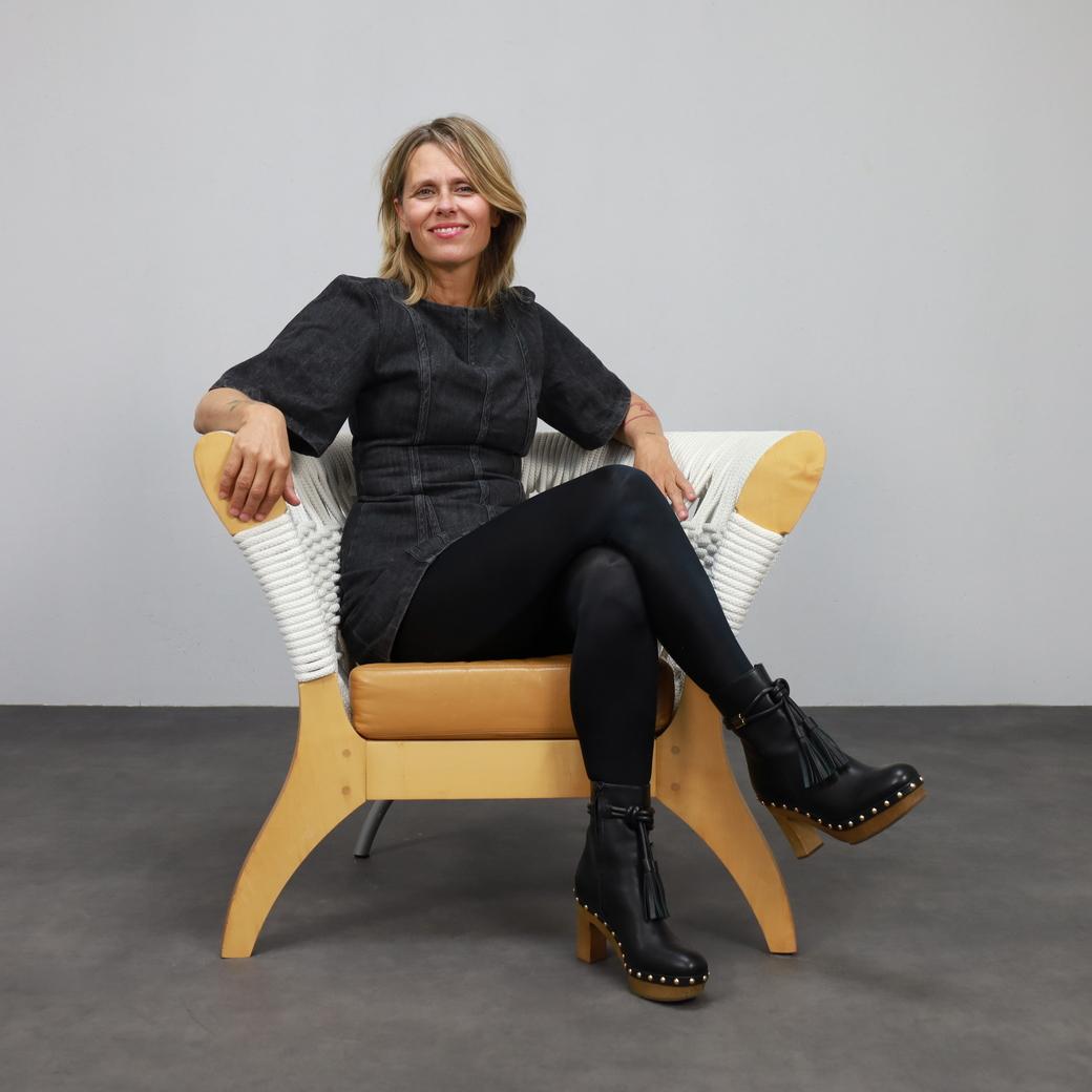 Cette chaise longue originale, produite par Driade dans les années 1990, fusionne admirablement l'artisanat et la forme contemporaine. Le cadre en bois sculpté soutient un dossier enveloppant tissé en corde blanche épaisse, créant un jeu saisissant