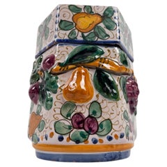 Pot en céramique majolique italienne fabriqué à la main, orné d'un relief représentant des fruits, vers les années 30 CIRCA