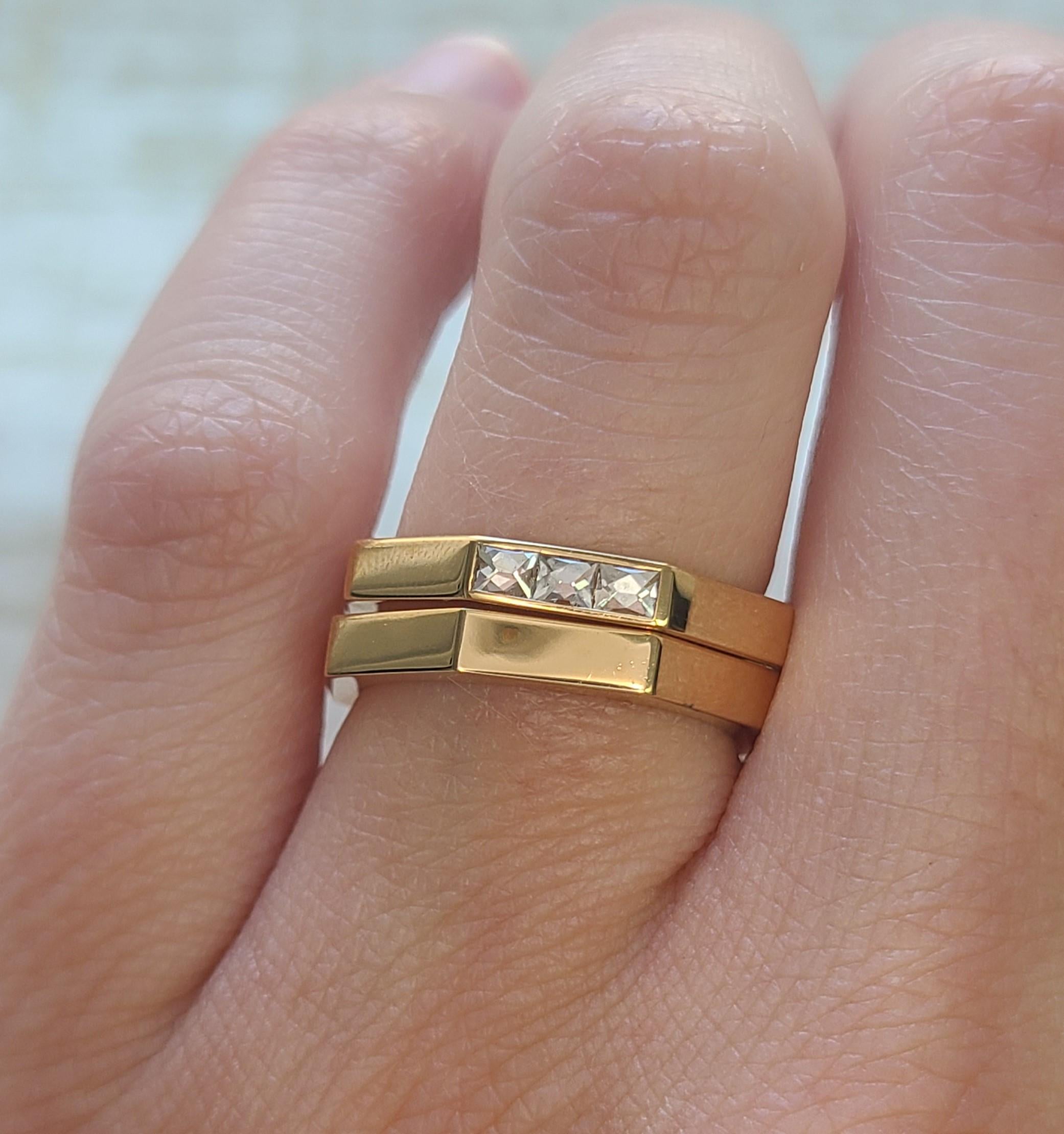 Im Angebot: Handgefertigtes achteckiges, achteckiges Jacqueline-Goldband aus 18 Karat Gold von Single Stone () 3