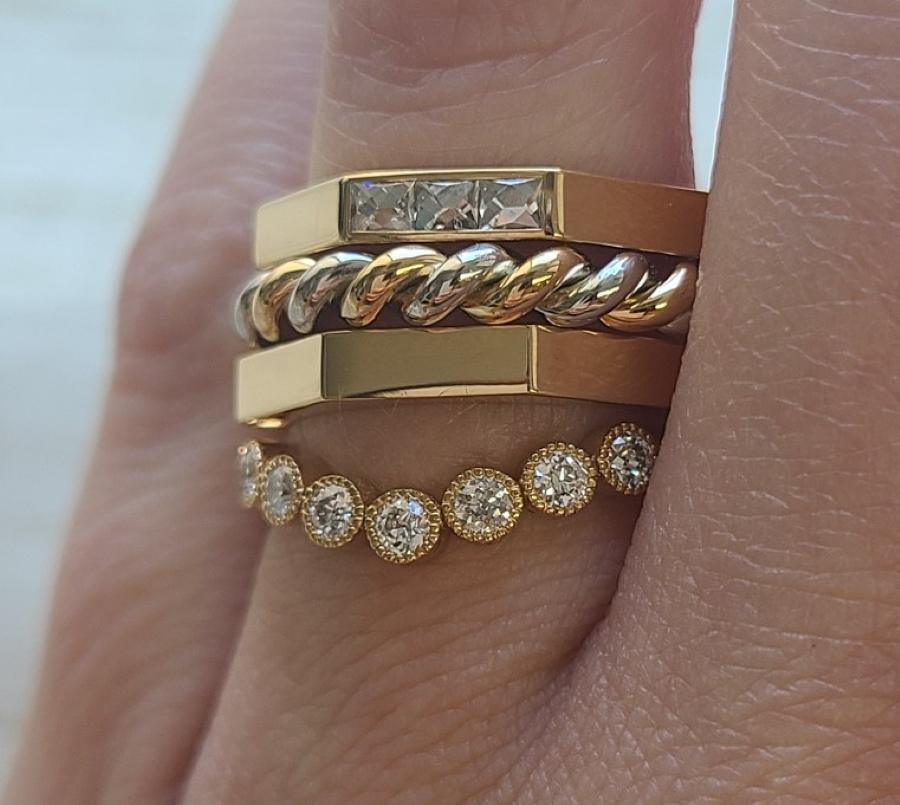 Im Angebot: Handgefertigtes achteckiges, achteckiges Jacqueline-Goldband aus 18 Karat Gold von Single Stone () 4