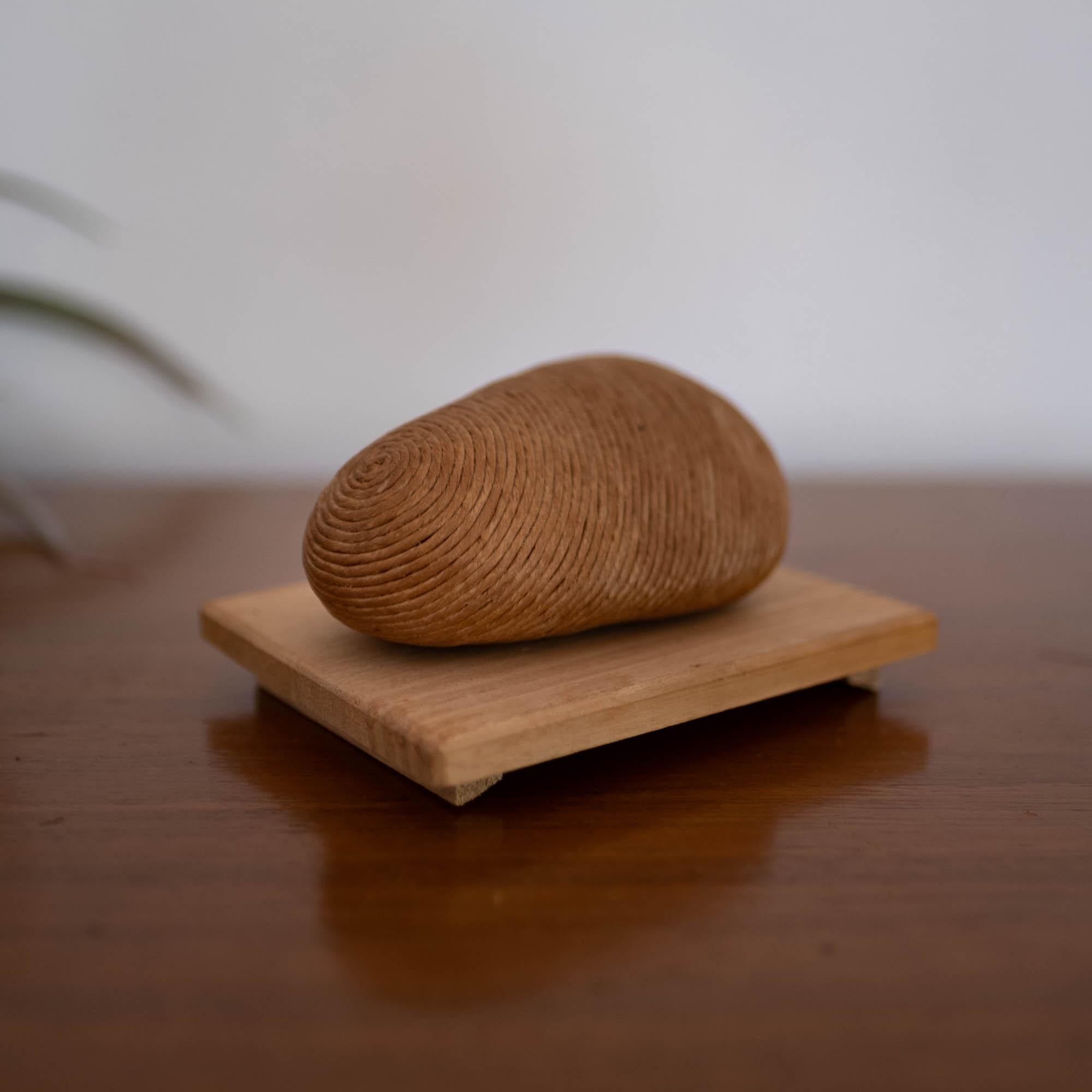 Japonais Boîte de présentation en forme de roche d'art japonaise fabriquée à la main en vente
