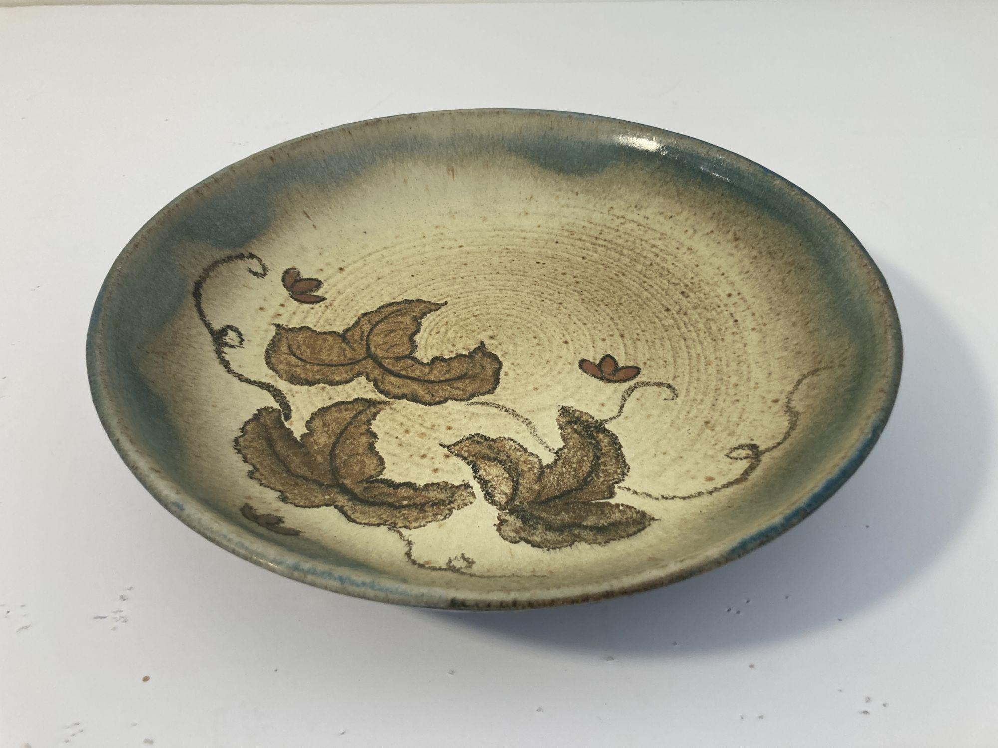 Handcrafted Japanese ceramic bowl signed Jin Kobayashi.
Large stoneware plate hand made and hand painted with autumn leaves design.
Hand-carved geometric design, dark blue, green and beige colors.
Large size ceramic Japanese bowl: 12 inches