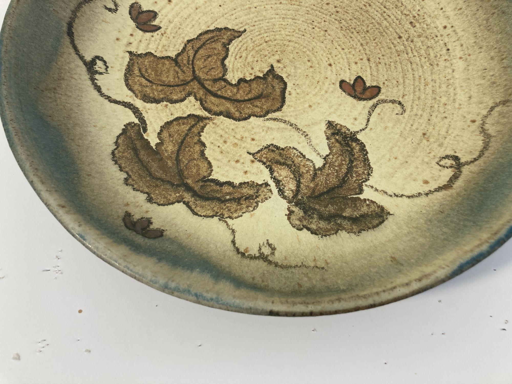 Ciotola in ceramica giapponese realizzata a mano e firmata Jin Kobayashi.
Grande piatto in gres realizzato e dipinto a mano con un disegno di foglie autunnali.
Disegno geometrico intagliato a mano, colori blu scuro, verde e beige.
Ciotola