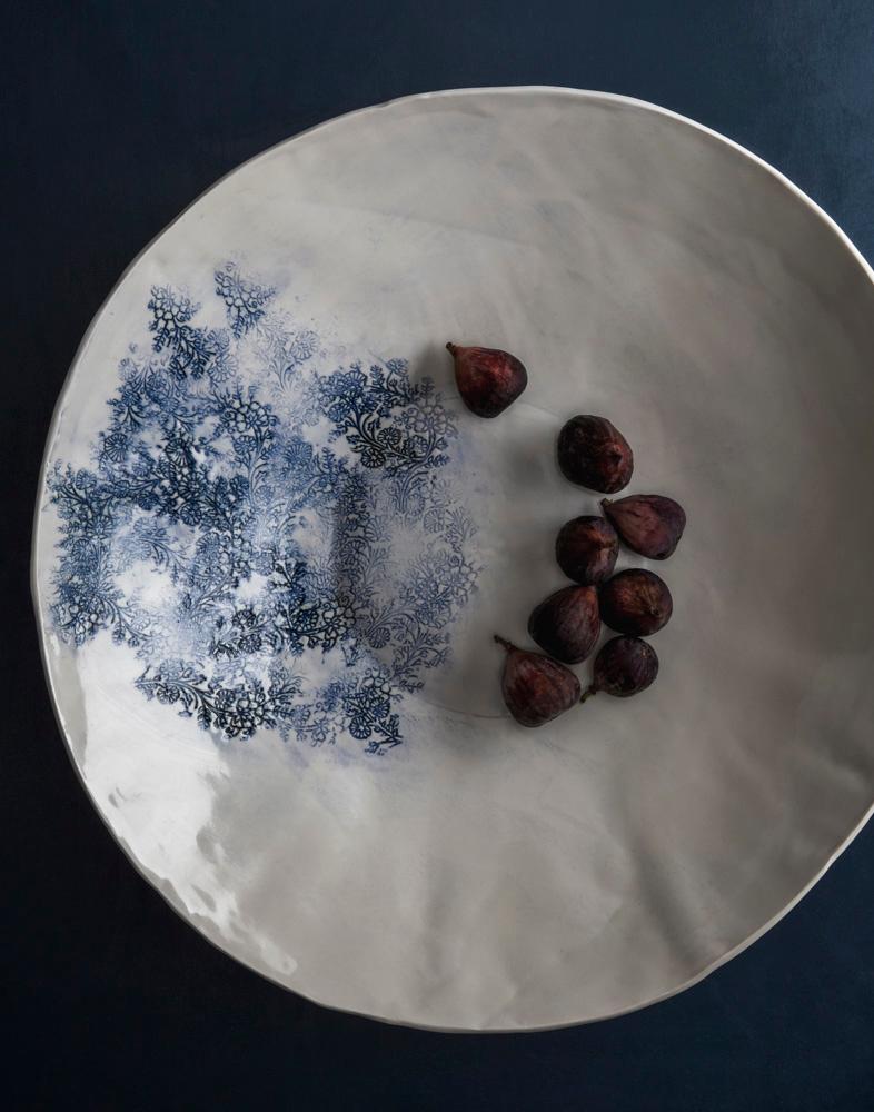 Organique Très grand bol en porcelaine bleu et blanc du Cachemire, fabriqué à la main en vente