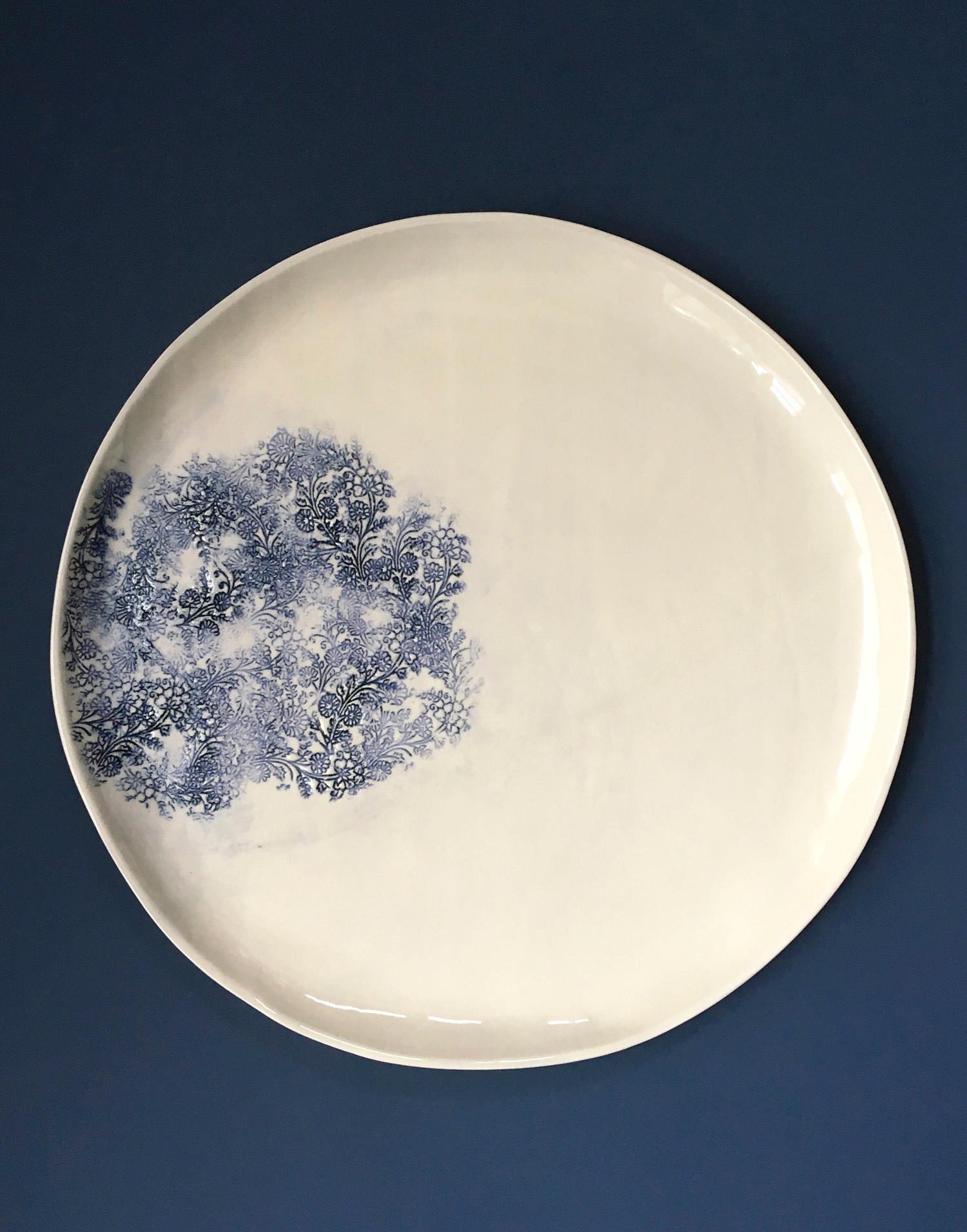 Organique Grand plateau rond en porcelaine bleu et blanc extra-large Cachemire fabriqué à la main en vente