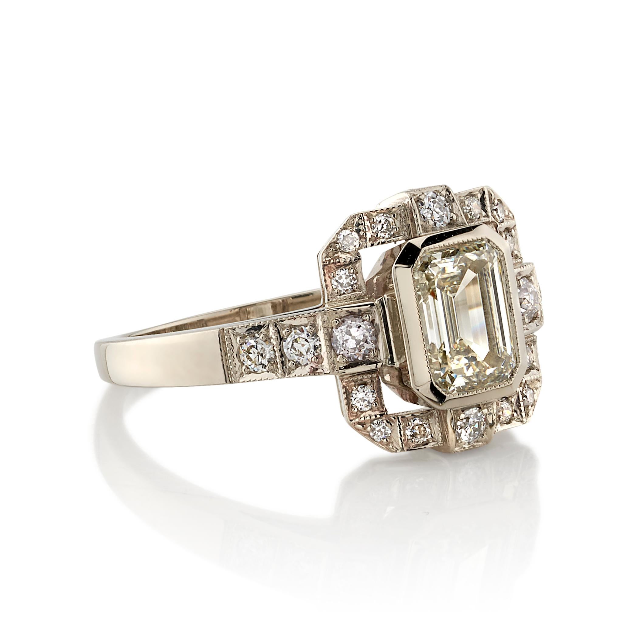 1,01ct N/VS2 GIA-zertifizierter Diamant im Smaragdschliff mit 0,34ctw Diamanten im alten europäischen Schliff, eingefasst in eine handgefertigte Fassung aus 18K Champagner-Weißgold.