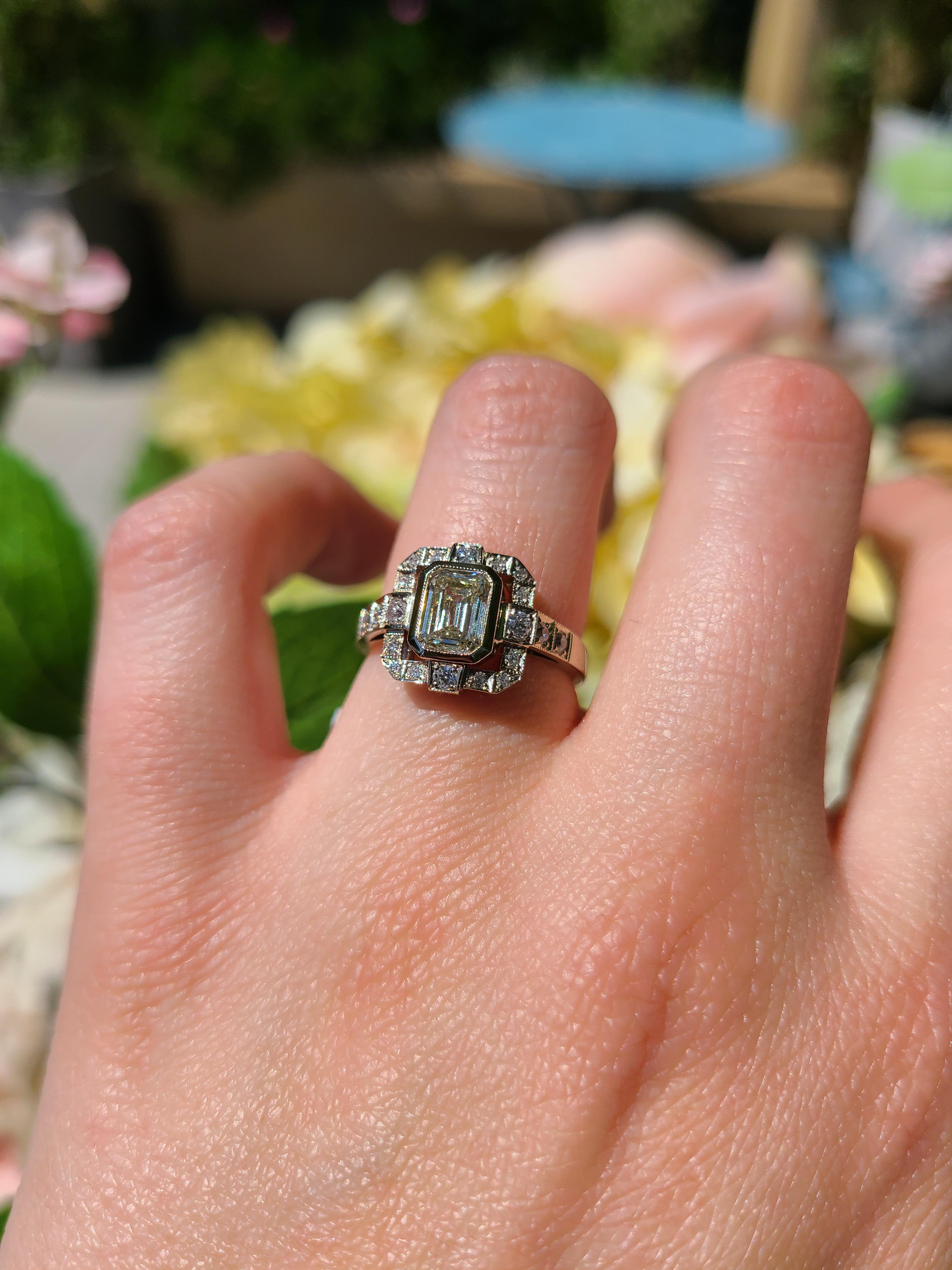 Handgefertigter Katie-Diamantring mit Smaragdschliff von Single Stone Damen im Angebot