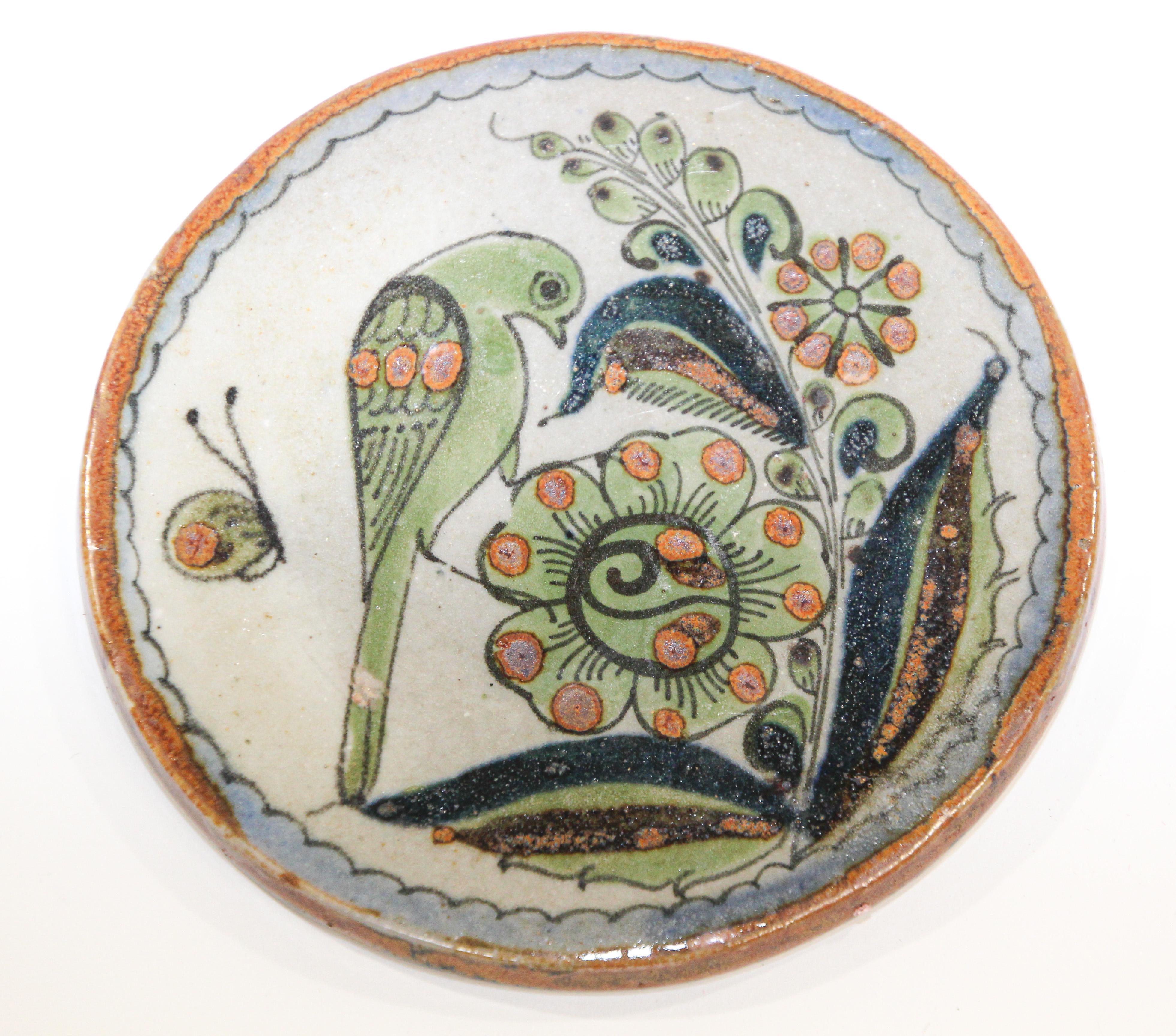 Dessous de plat vintage Ken Edwards en céramique mexicaine pour oiseaux:: de Tonala Pottery. 
Magnifique poterie d'art mexicaine vintage TONALA:: fabriquée et peinte à la main. 
Petite assiette décorative:: sous-verre par le studio El Palomar de Ken