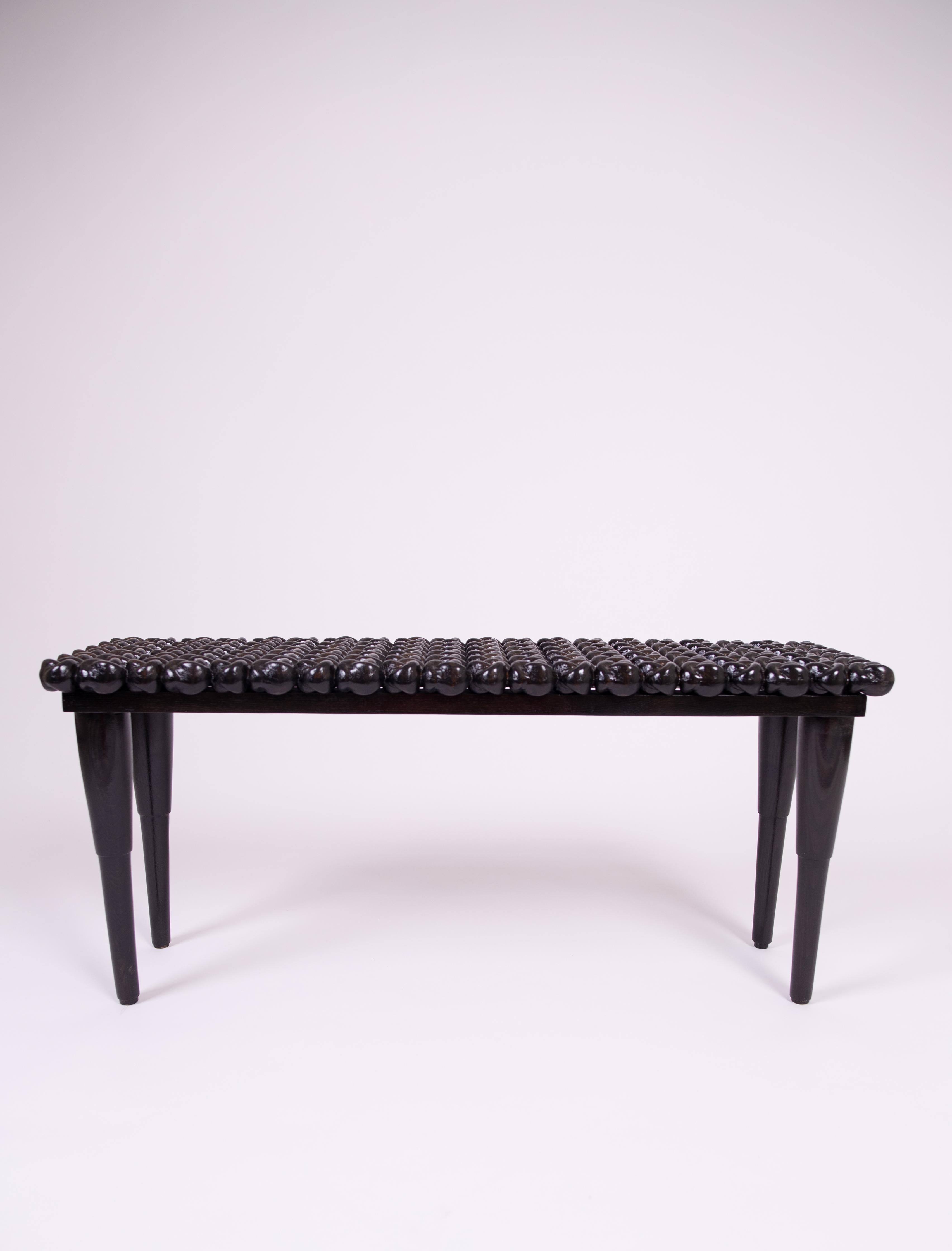 Sculpté à la main Banc de foyer en bois noir brillant à nœuds, fabriqué à la main en vente