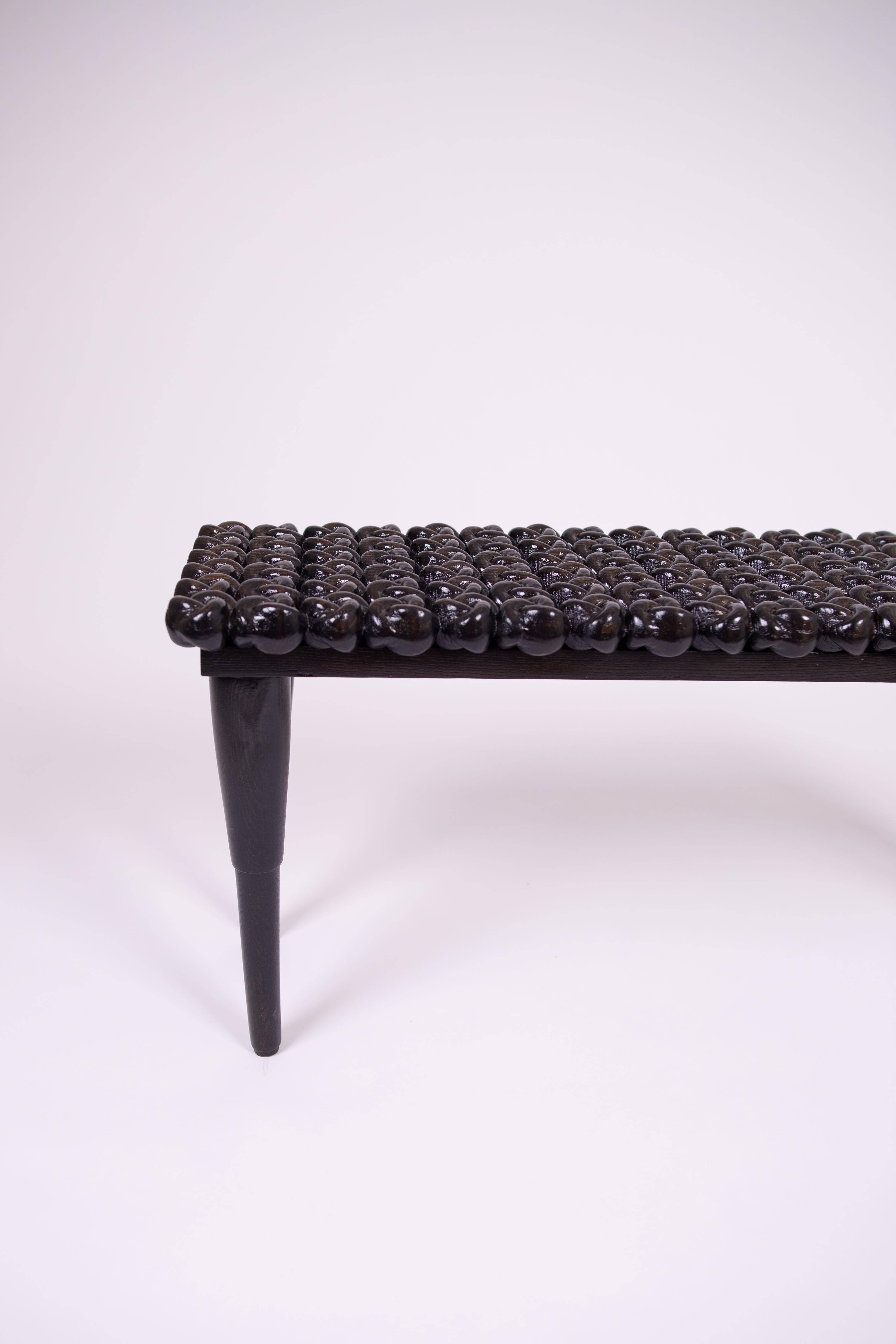 Banc de foyer en bois noir brillant à nœuds, fabriqué à la main Neuf - En vente à Mississauga, Ontario