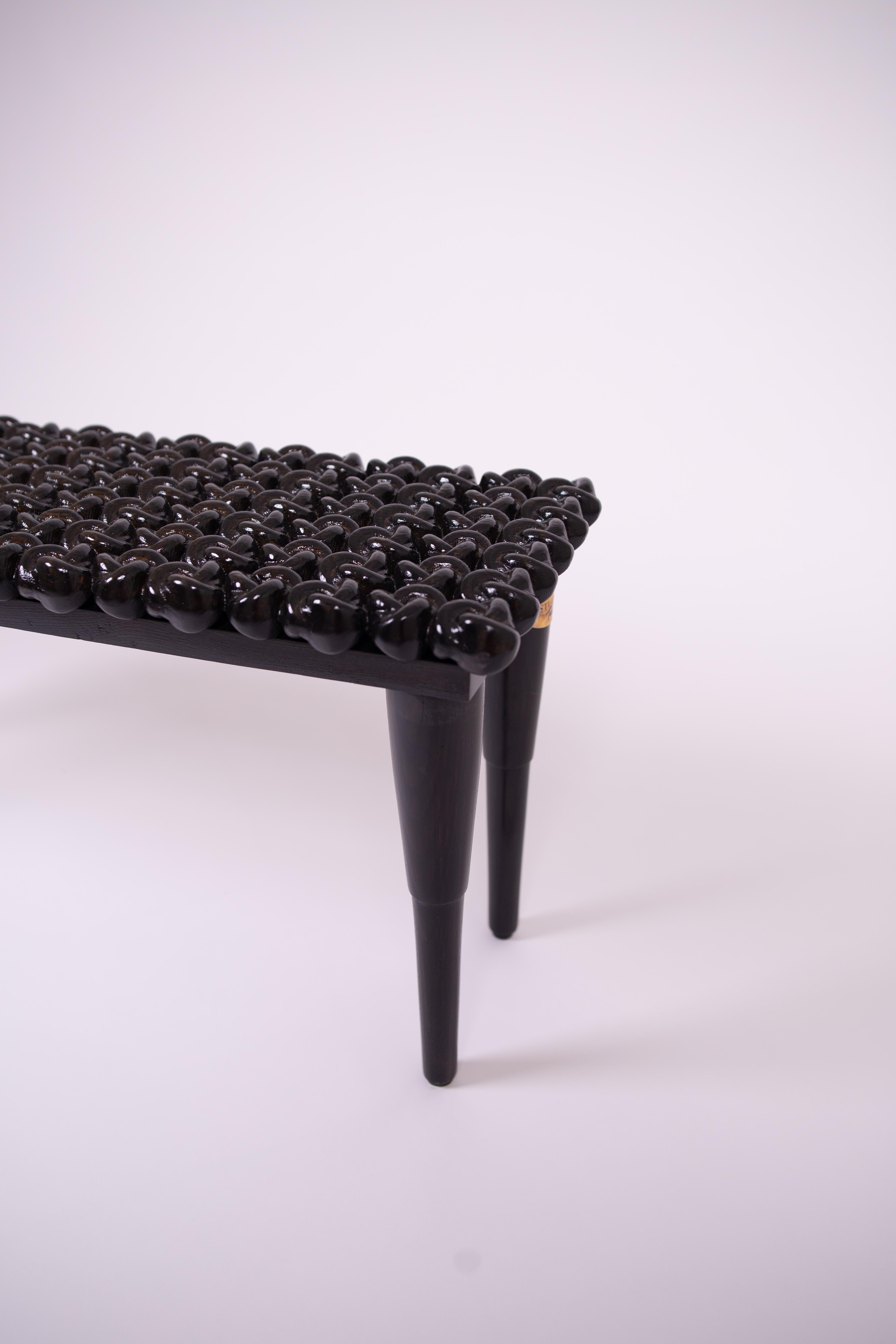 Organique Banc de foyer en bois noir brillant à nœuds, fabriqué à la main en vente