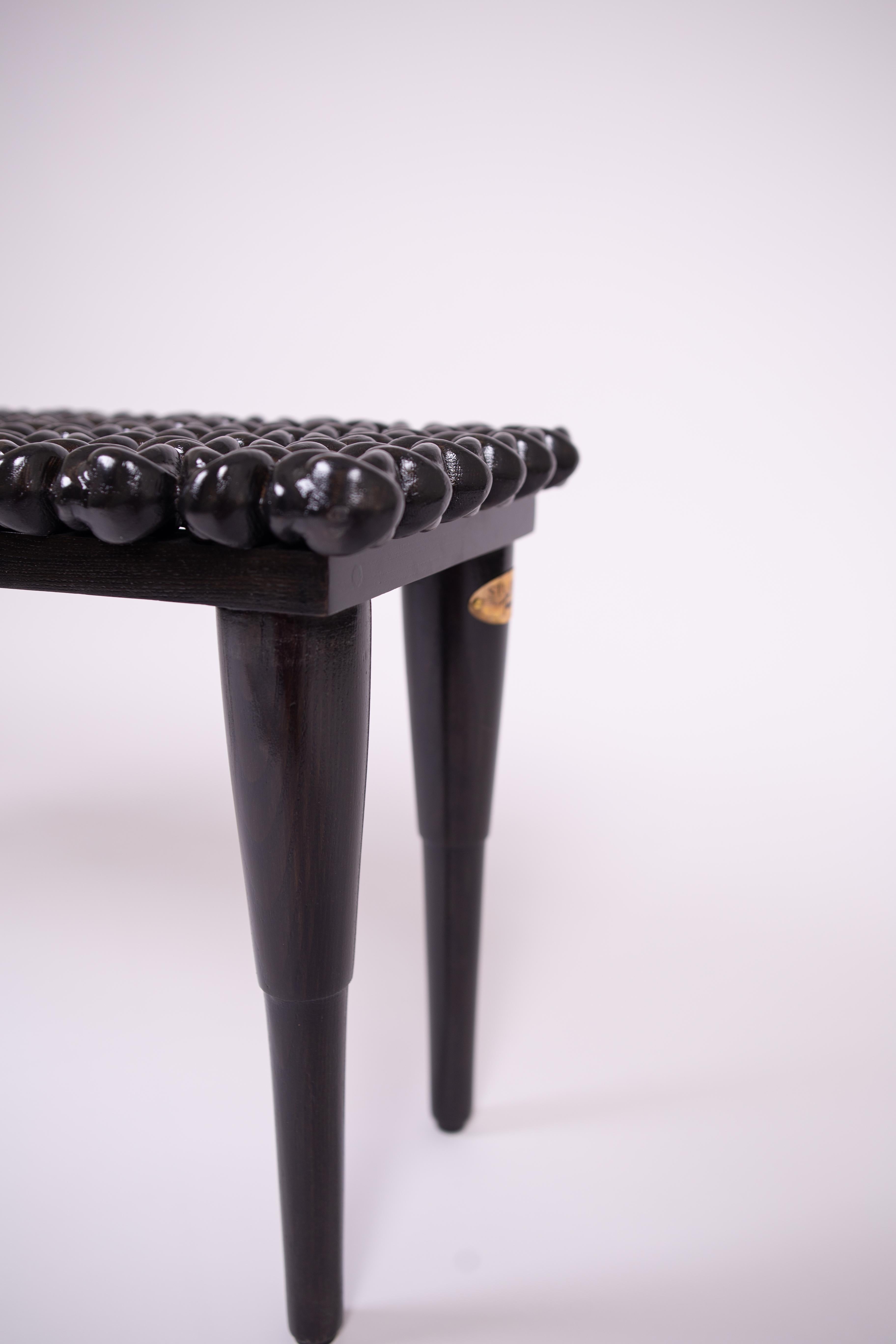Bois de feuillus Banc de foyer en bois noir brillant à nœuds, fabriqué à la main en vente