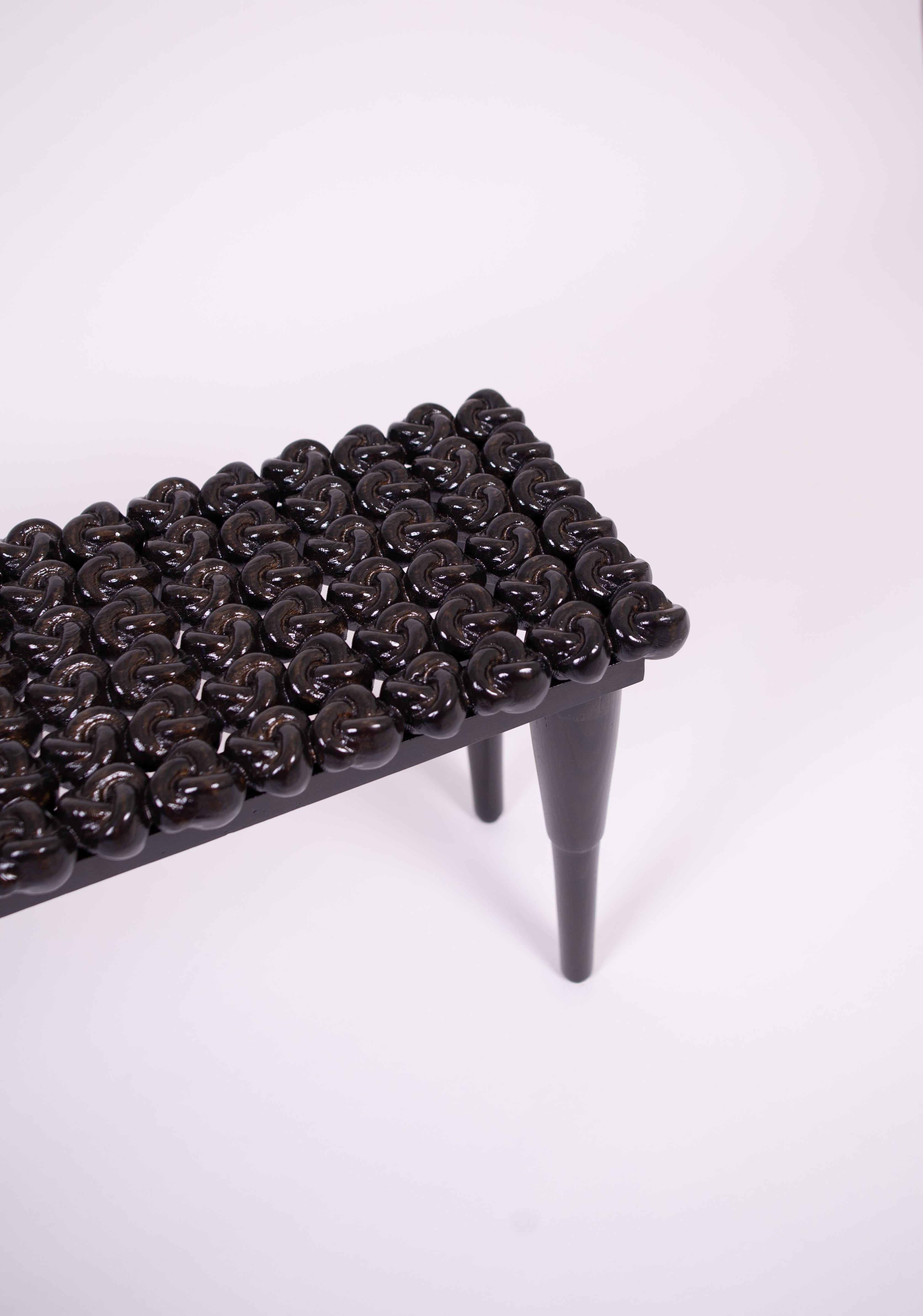 Découvrez le Knot Foyer Bench, l'un des plus beaux bancs en bois disponibles, méticuleusement fabriqué à la main à partir de bois de frêne massif pour mettre en valeur les intérieurs modernes grâce à sa forme sculpturale unique. Ce banc de luxe