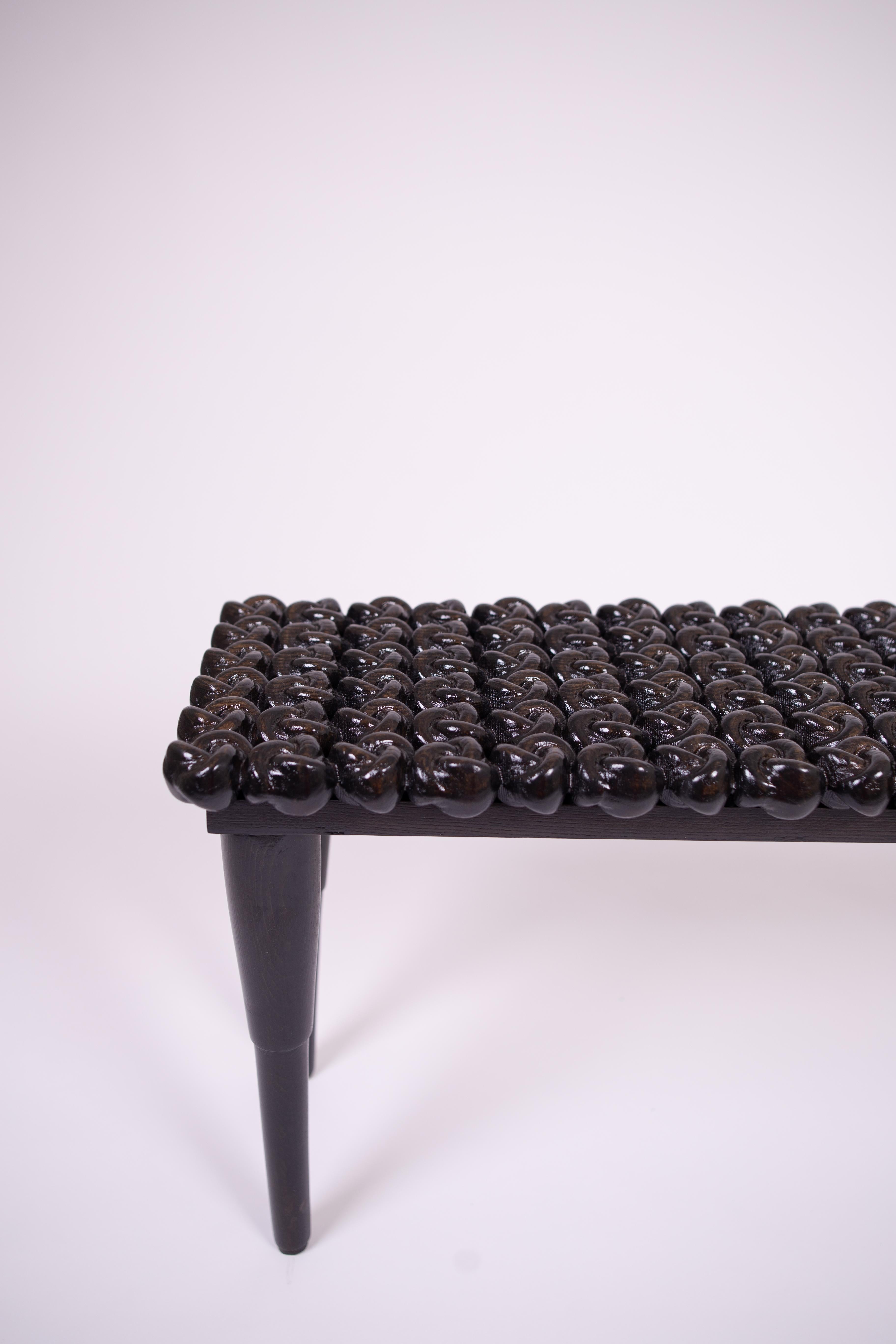 XXIe siècle et contemporain Banc de foyer en bois noir brillant à nœuds, fabriqué à la main en vente