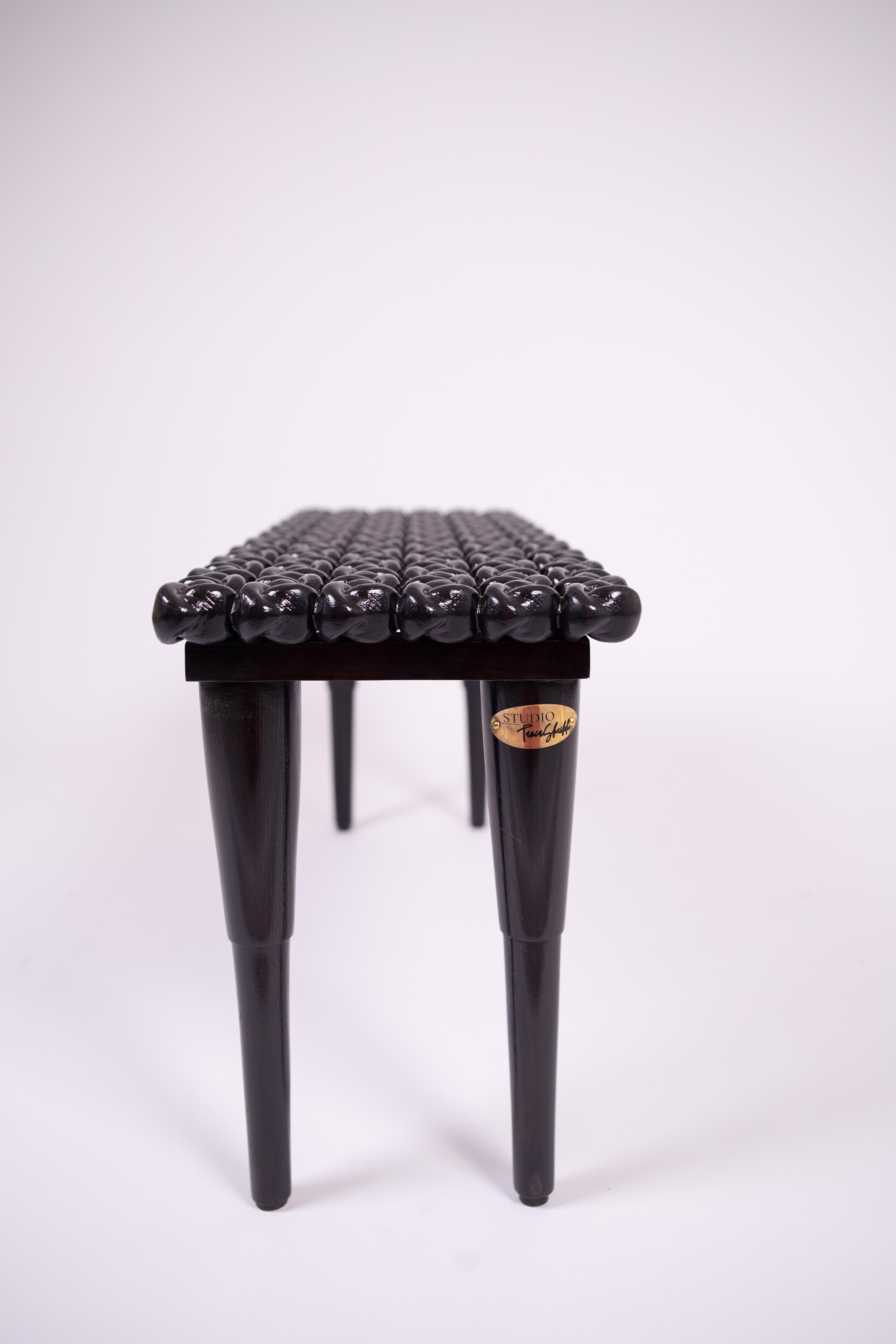 Banc de foyer en bois noir brillant à nœuds, fabriqué à la main en vente 1