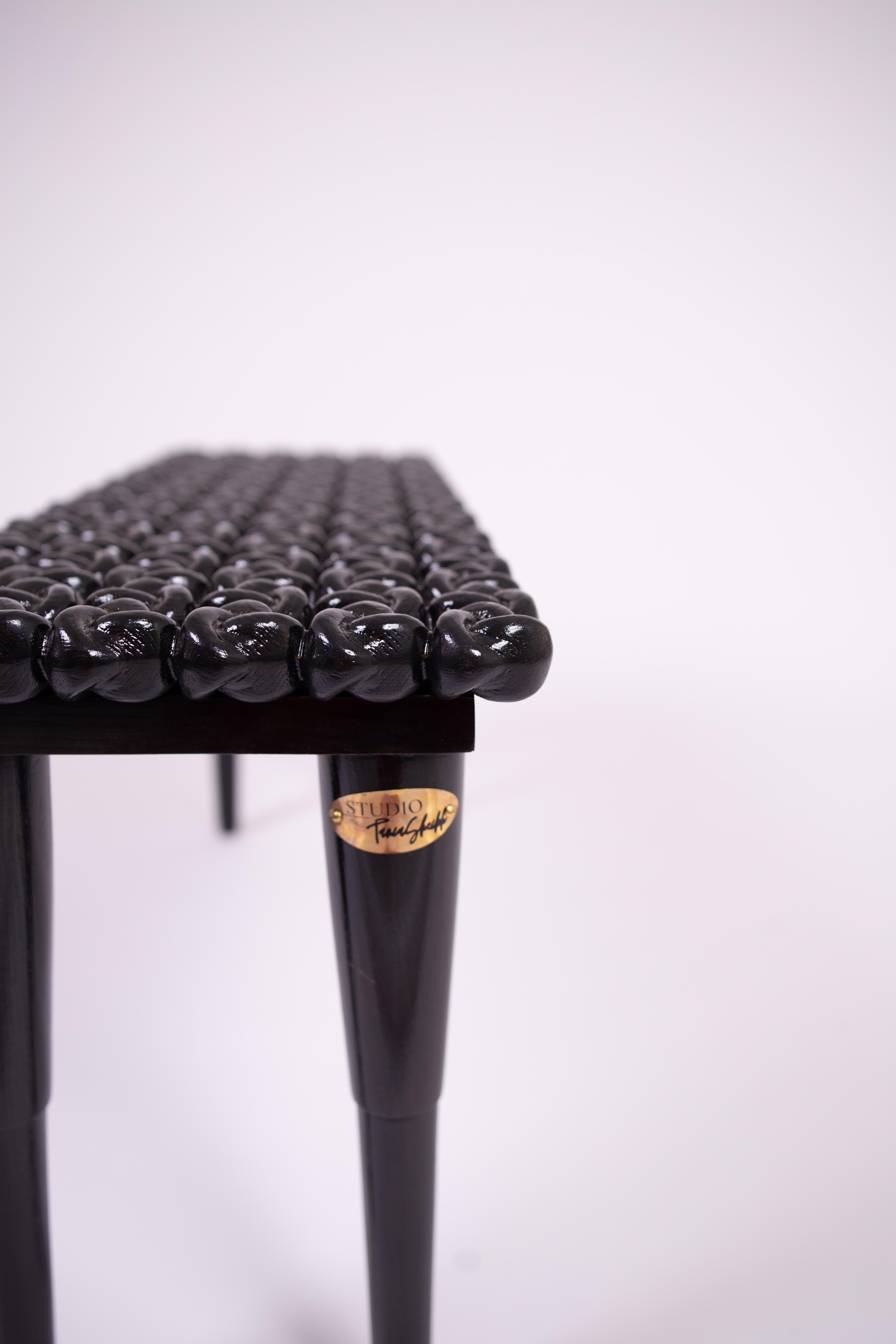 Banc de foyer en bois noir brillant à nœuds, fabriqué à la main en vente 2