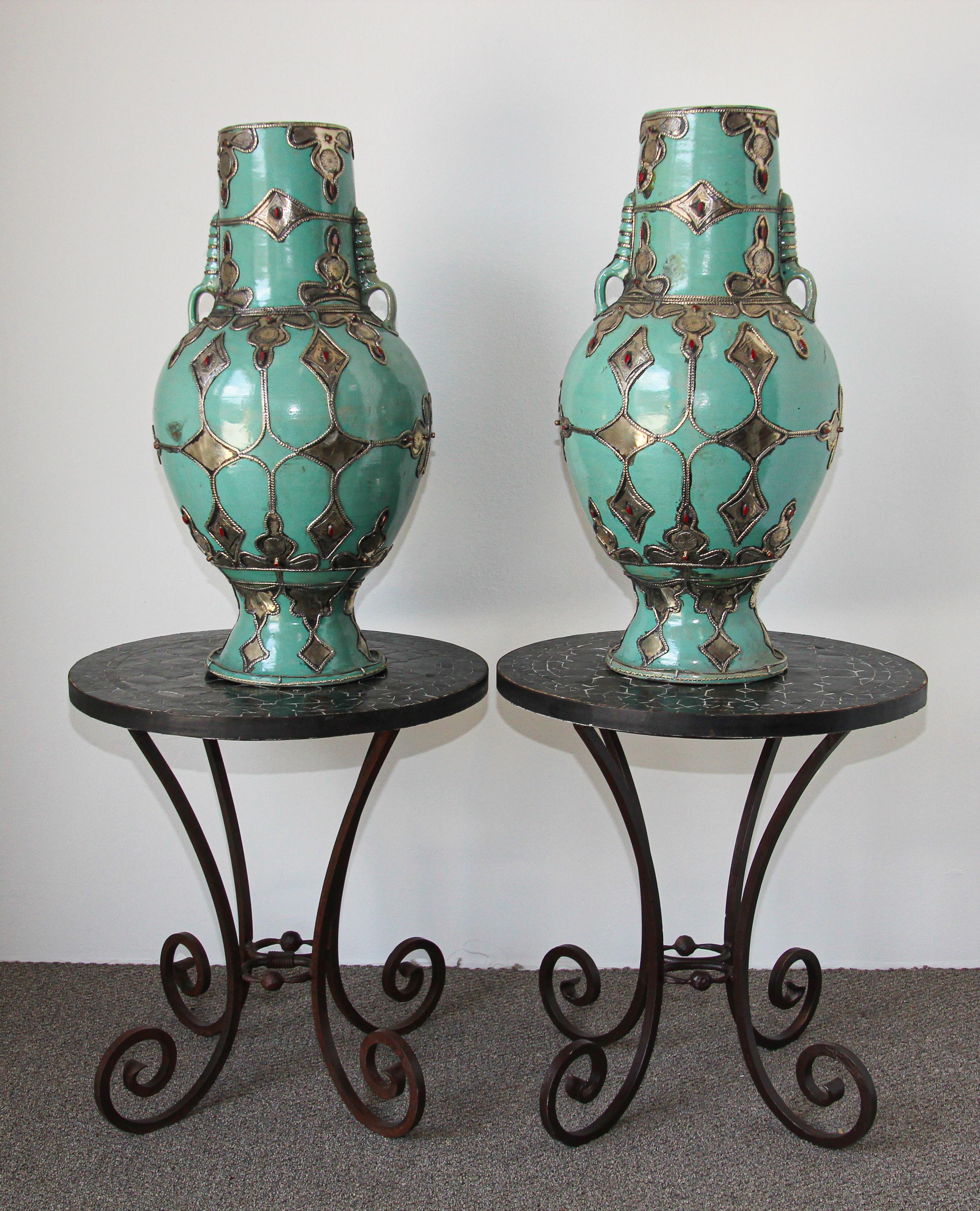 Mauresque Grands vases en céramique mauresque fabriqués à la main avec poignées