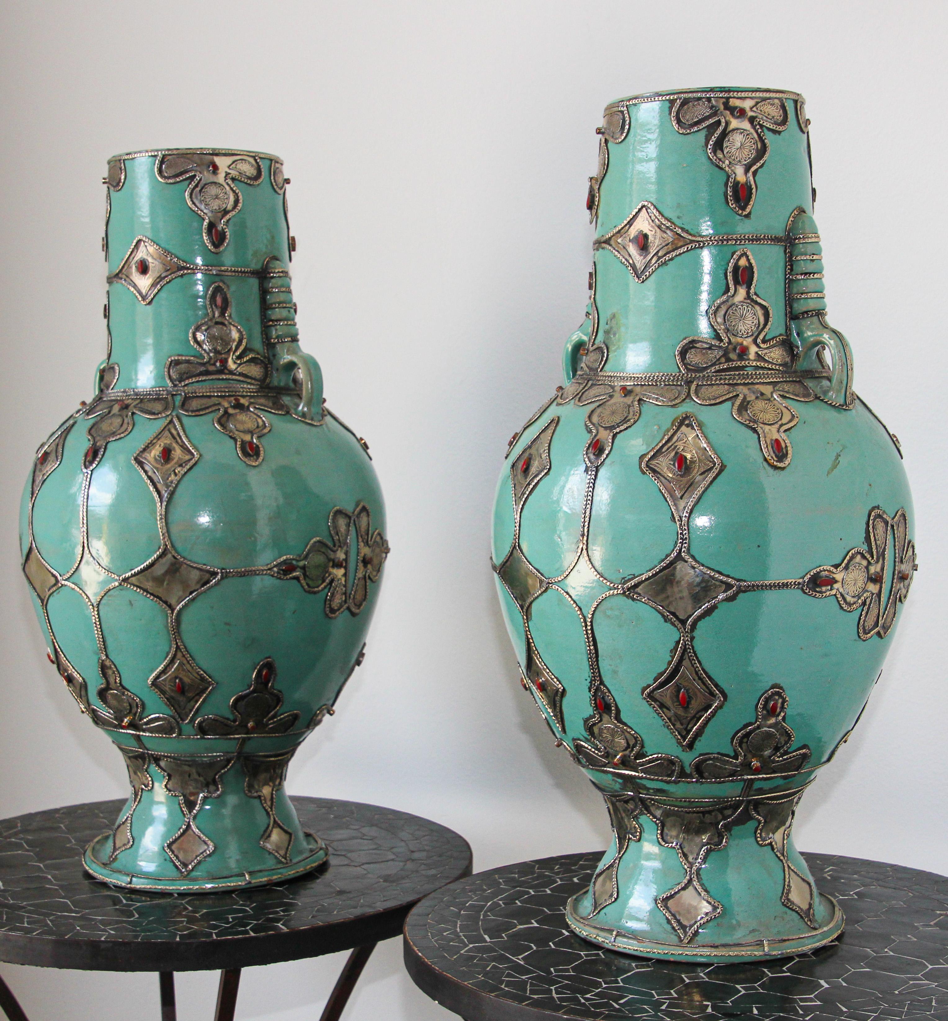 Marocain Grands vases en céramique mauresque fabriqués à la main avec poignées