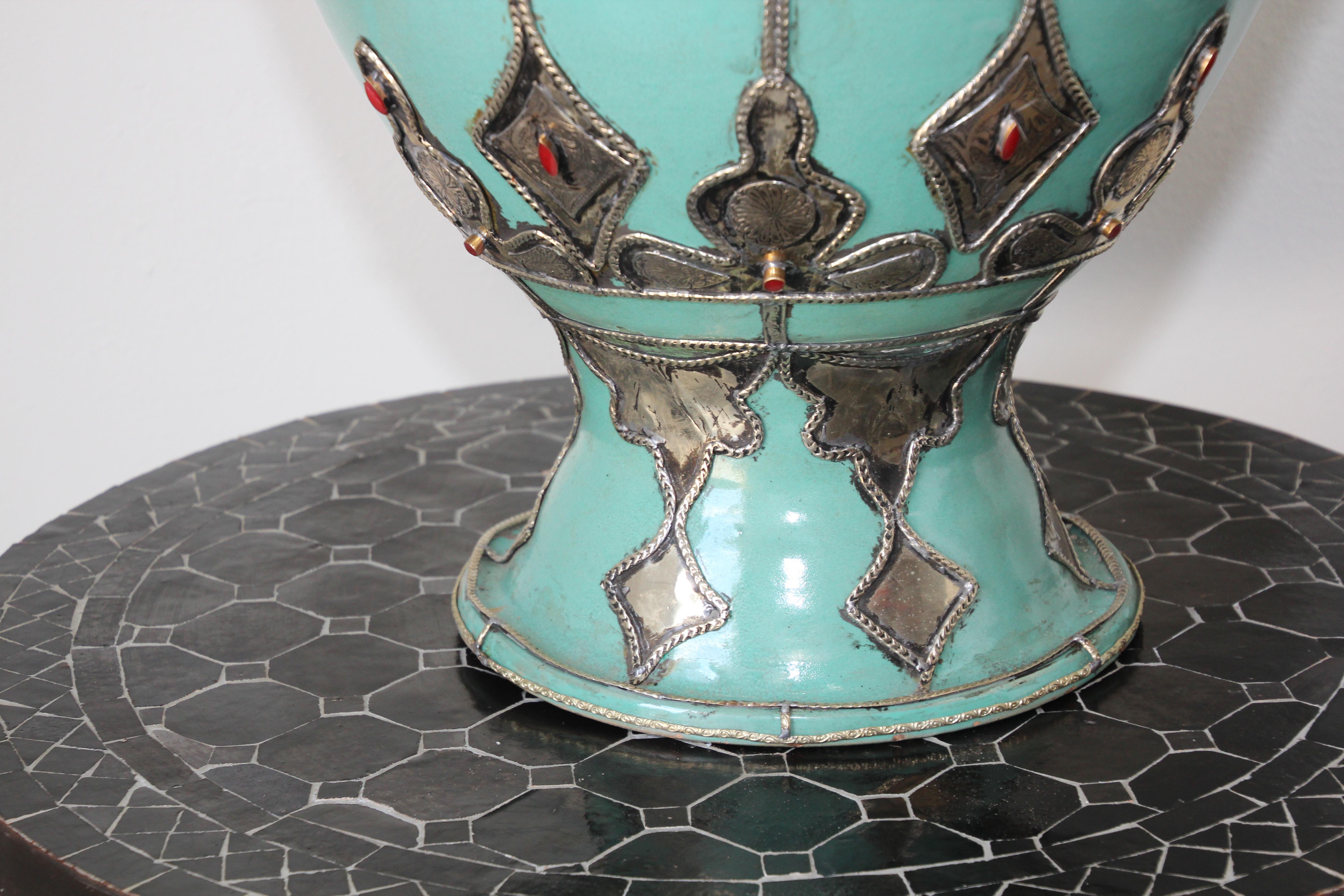 20ième siècle Grands vases en céramique mauresque fabriqués à la main avec poignées