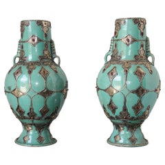 Grands vases en céramique mauresque fabriqués à la main avec poignées