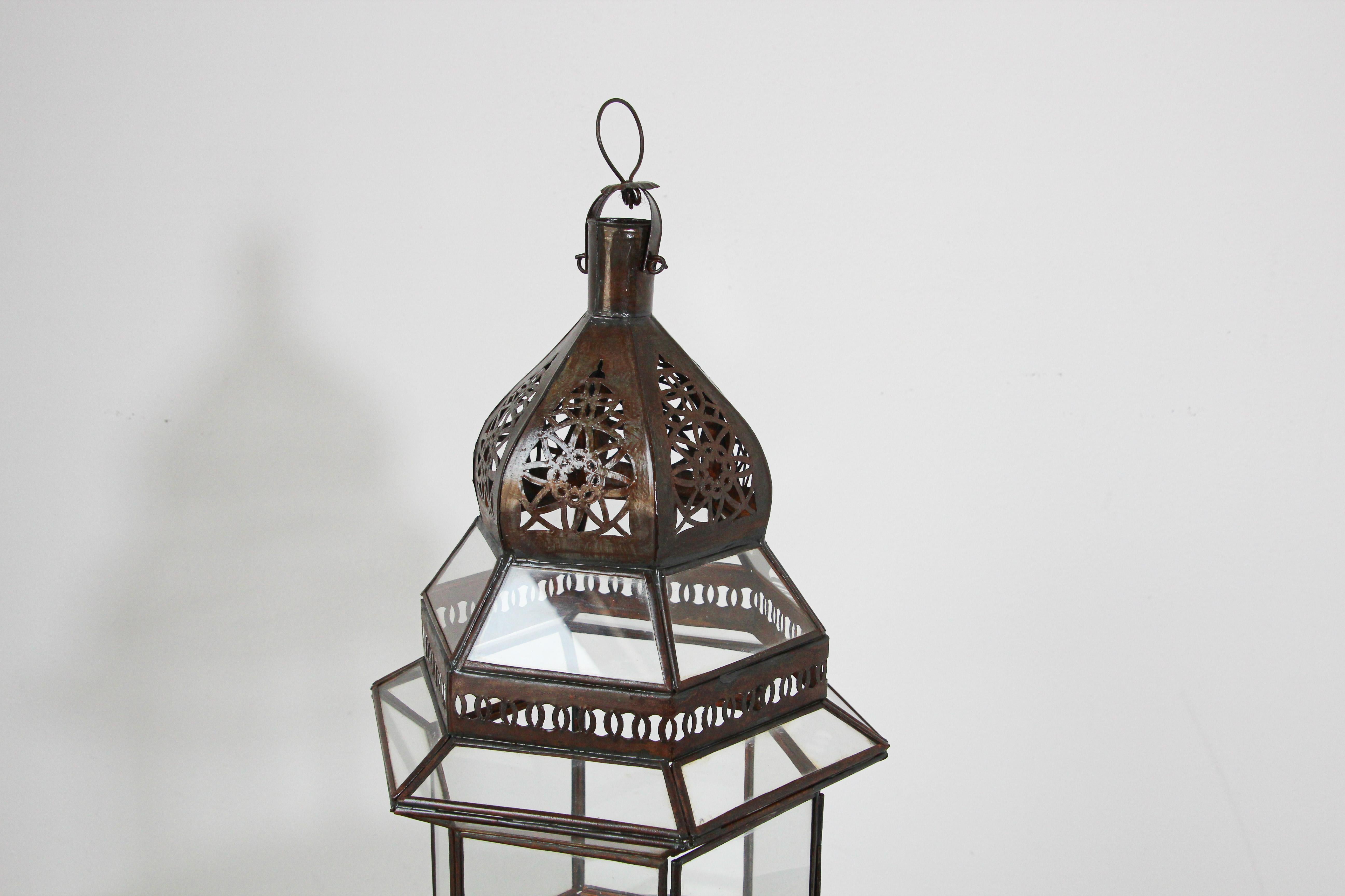 Marocain Grande lanterne marocaine en verre transparent, fabriquée à la main en vente