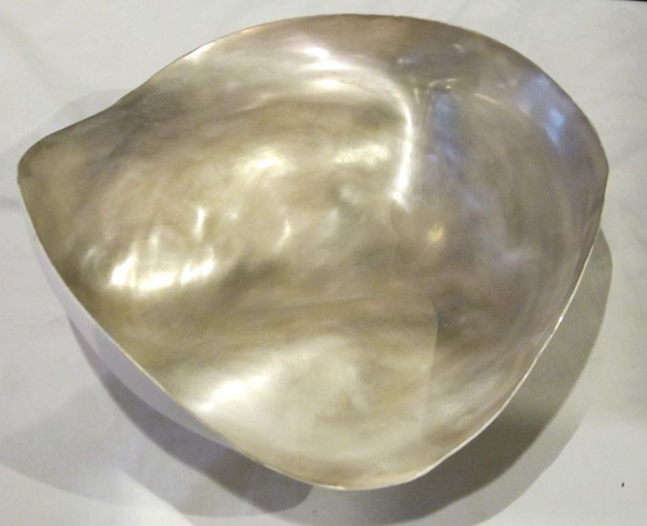 Grand bol en forme de feuille d'argent fait à la main en Italie.
Feuille d'argent sur céramique fine crème.
Des bols similaires sont disponibles en diamètre 7